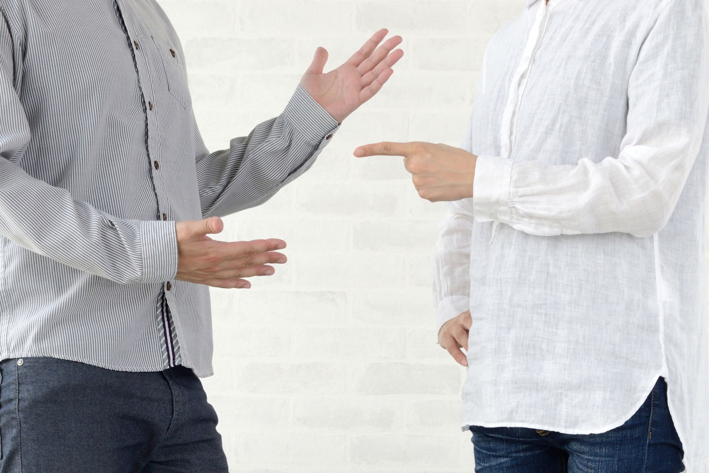 一名婦人不滿意兒子與已婚女子交往,當街大罵該女,反而遭到控告公然侮辱。(示意圖,取自photoAC)