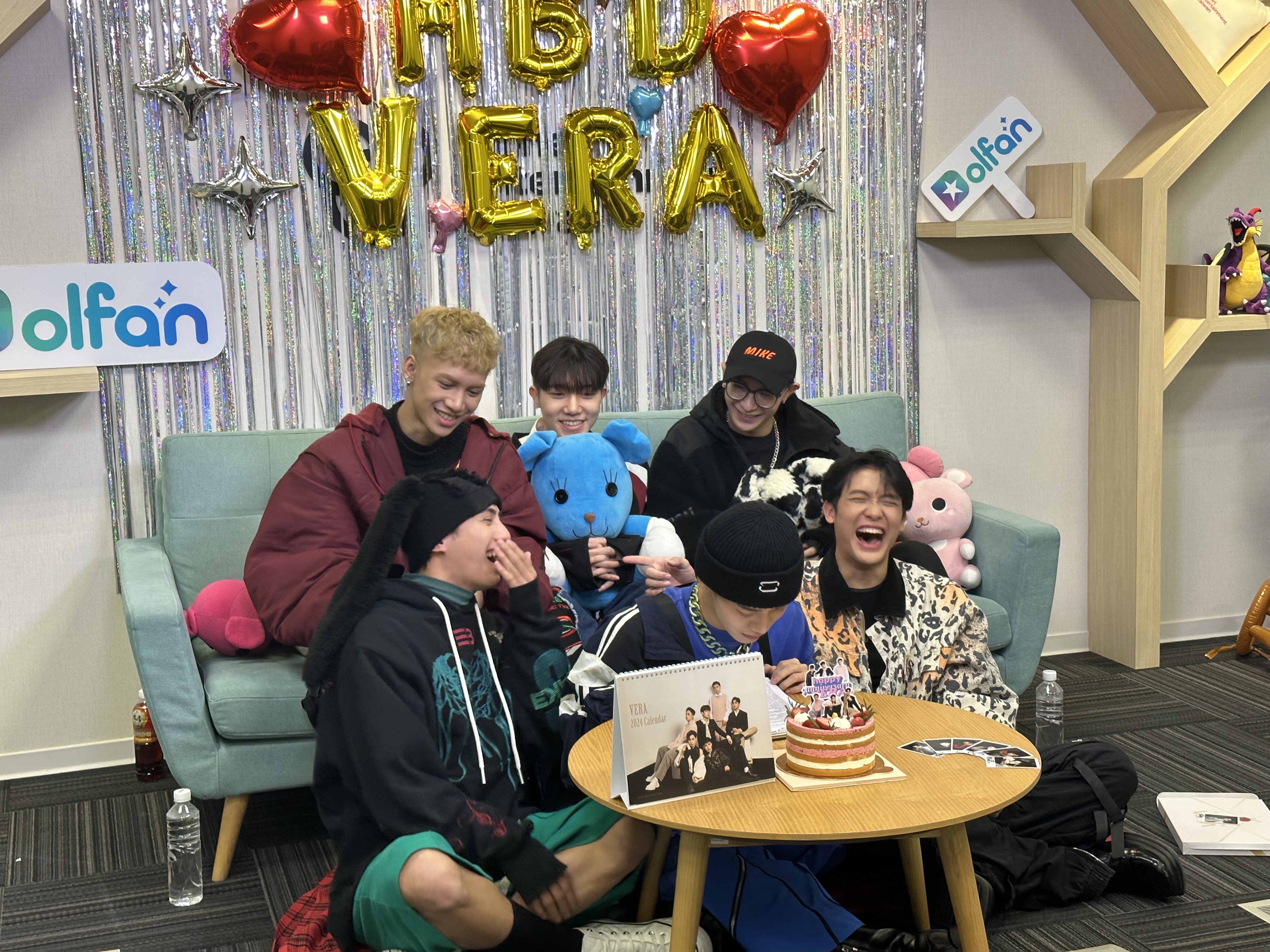 團員開箱年曆分享臉貼臉花絮，直呼超近好害羞。（so-net 提供）