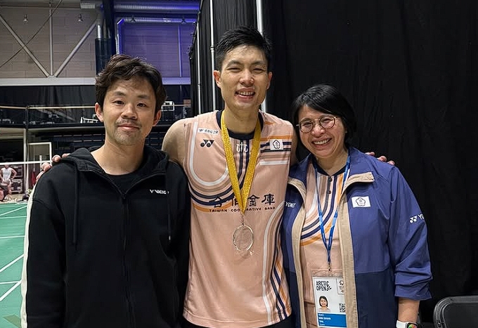 周天成在北極公開賽完成二連霸，賽後與賴建誠教練、物理治療師高姐合影。（翻攝自周天成Instagram）