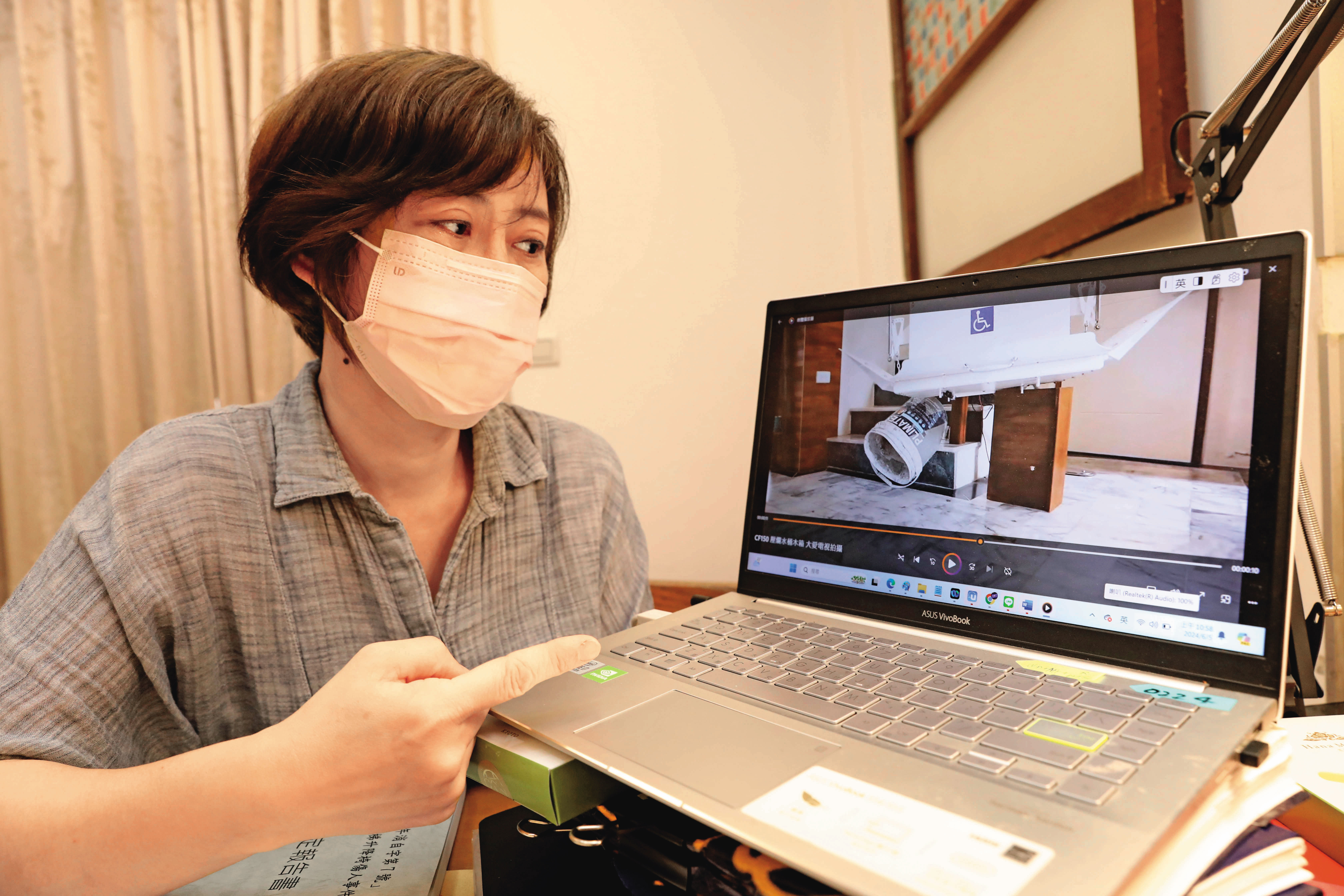 吳小姐播放樓梯升降椅測試影片，指控廠商產品設計有嚴重瑕疵。