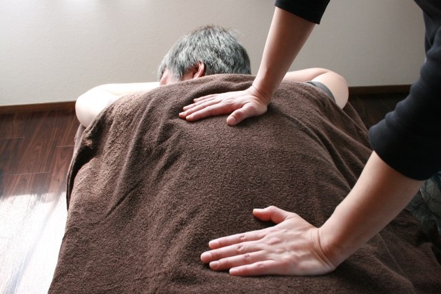 苗栗警方佯裝顧客前往生活館按摩，當場逮到美容師提供全套性交易。（示意圖，pexels）