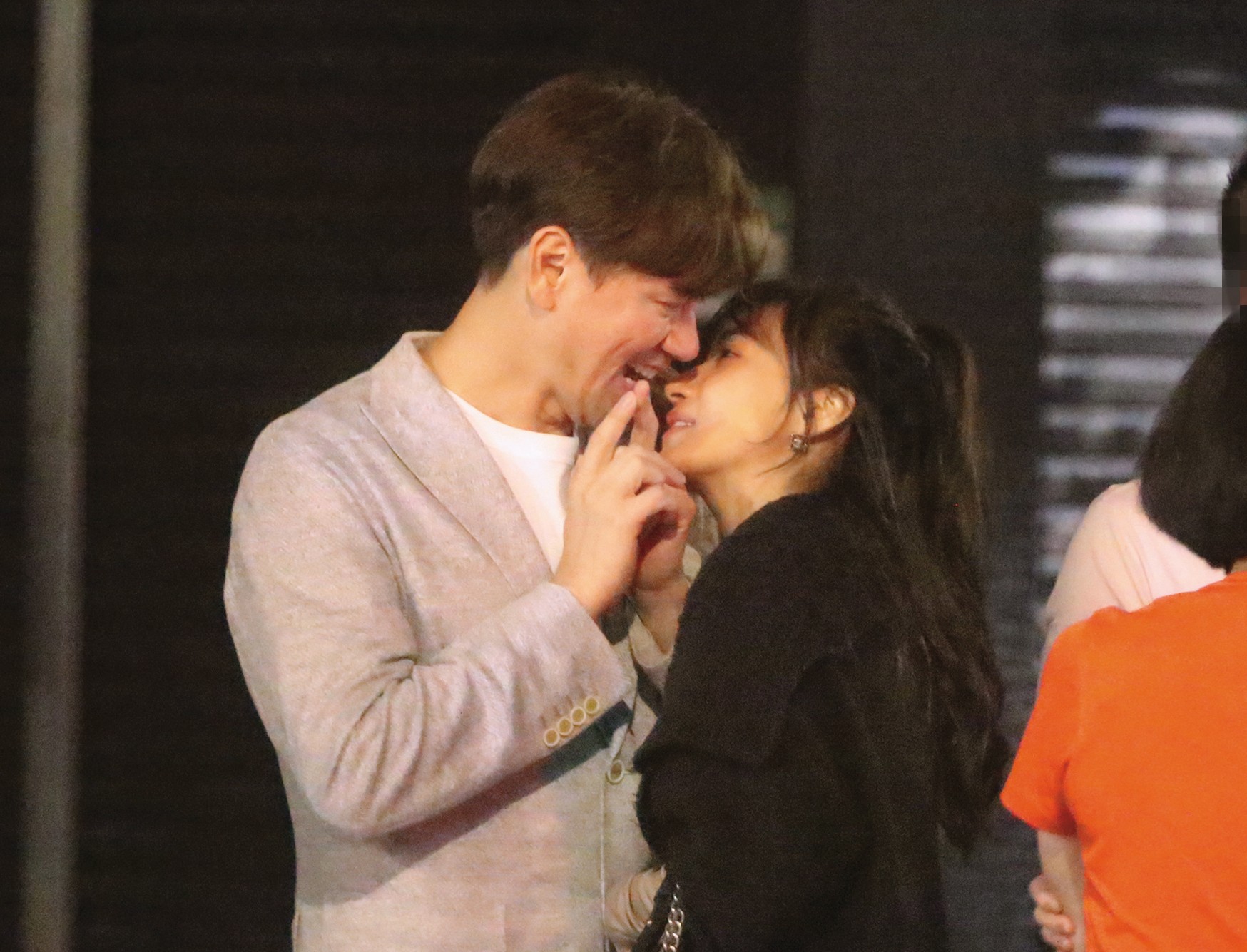 4/8 23:05 夏宇禾(右)就這樣在大街上公然黏著李聖傑(左),當晚看似很有譜。