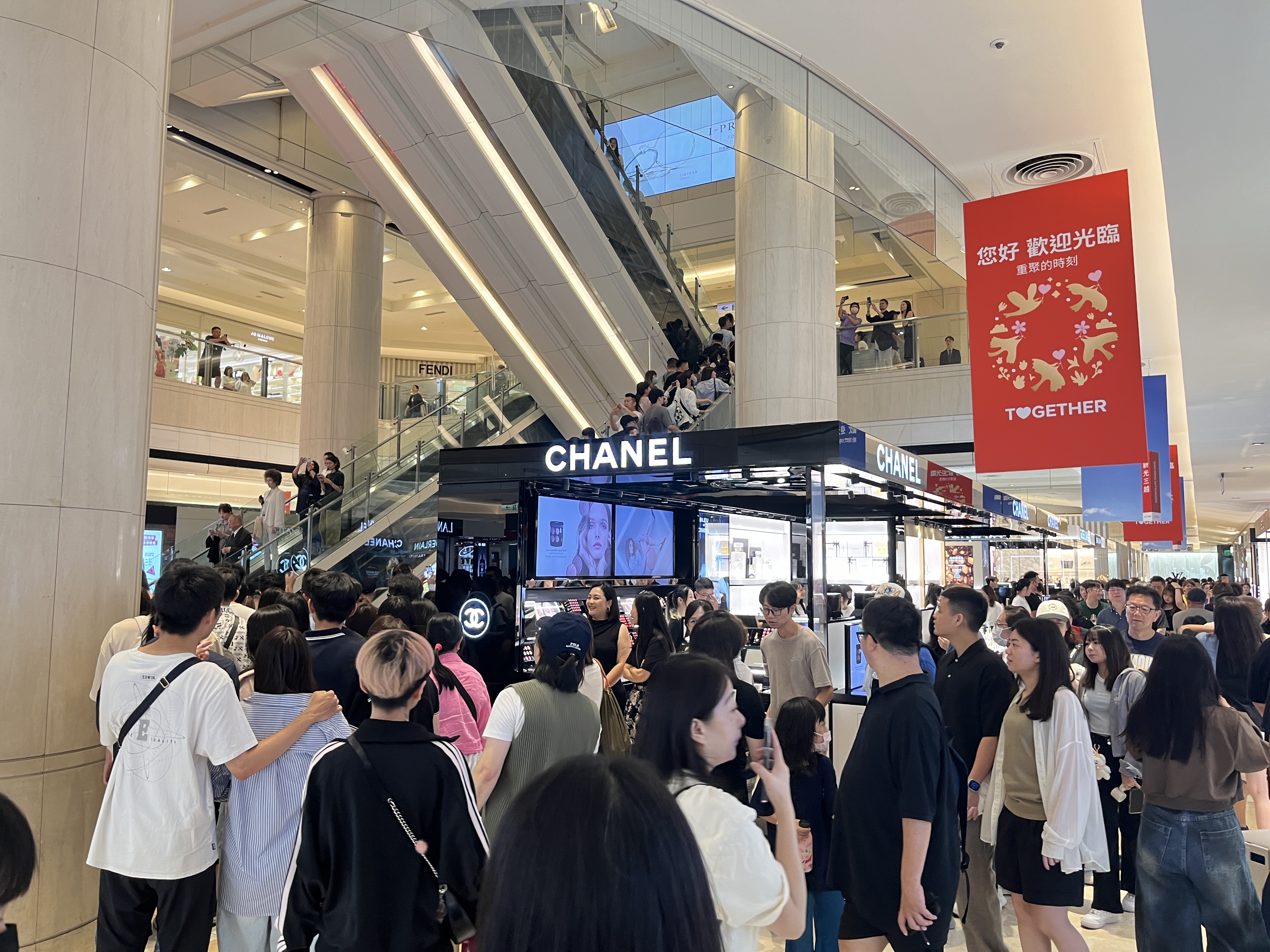 新光三越台中中港店推出20大美妝獨家全台冠軍話題王 挑戰市場最低價3折起！