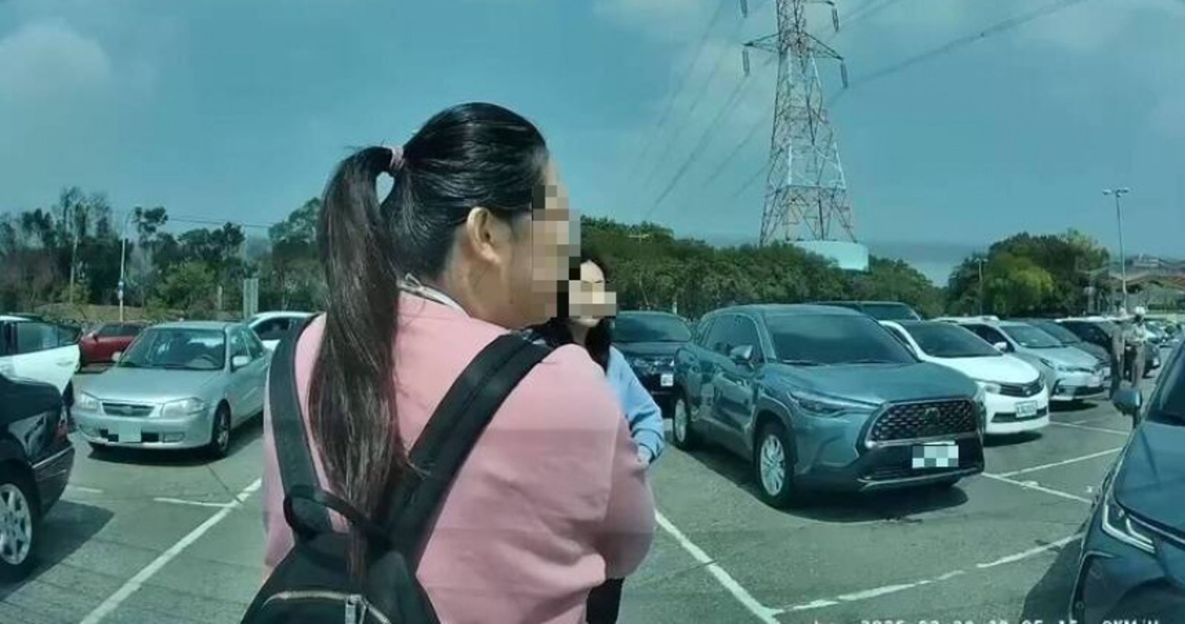 該名女子除了人肉擋車，還動手拍打車輛，行徑十分囂張。（翻攝自臉書 @爆料公社官方專屬）