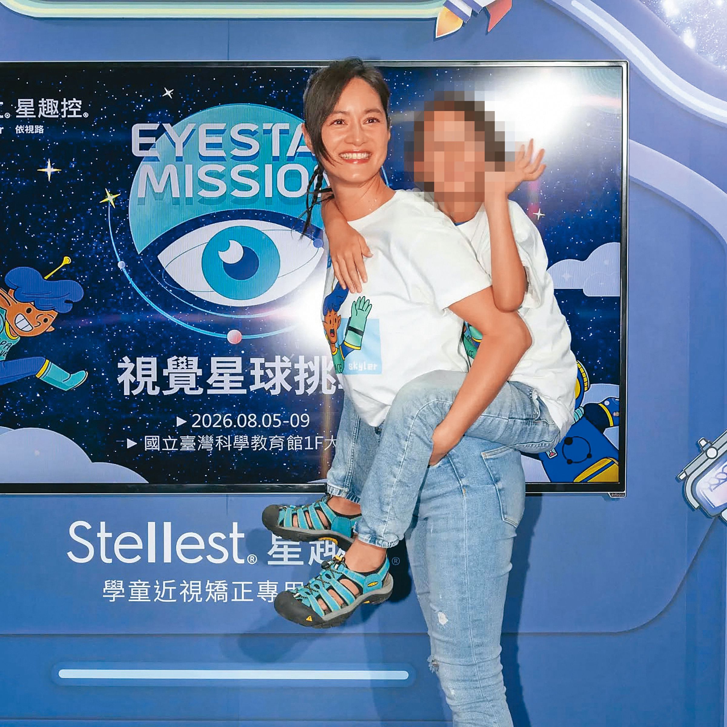 Janet（左）帶兒子回台工作，並且透露兒子接拍兩部電影，年收入已超過她。（翻攝自Janet謝怡芬臉書）