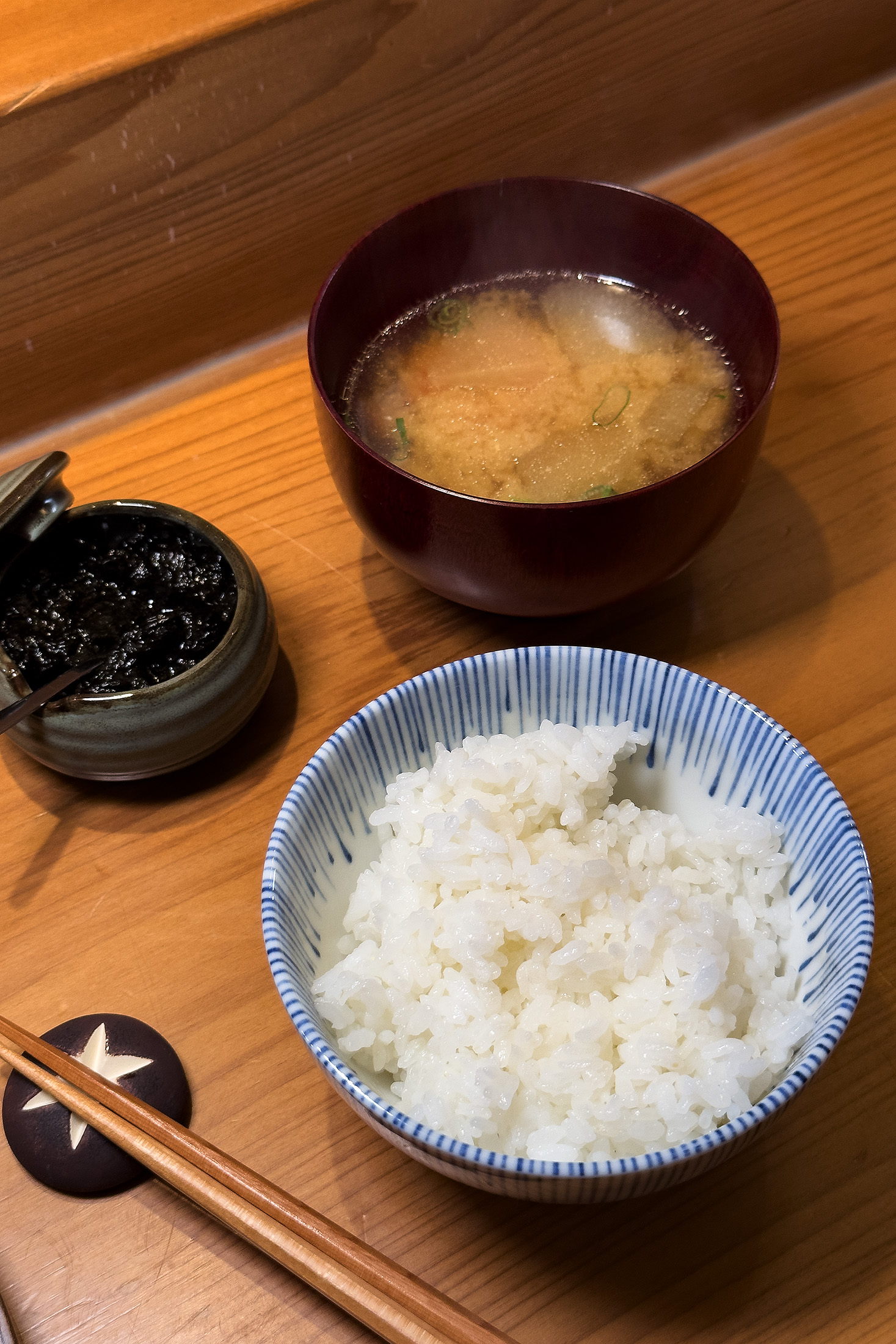 釜鍋現煮的白飯選用日本雙米種混合,並針對台北水質微調比例,確保口感粒粒分明、甘甜柔潤。