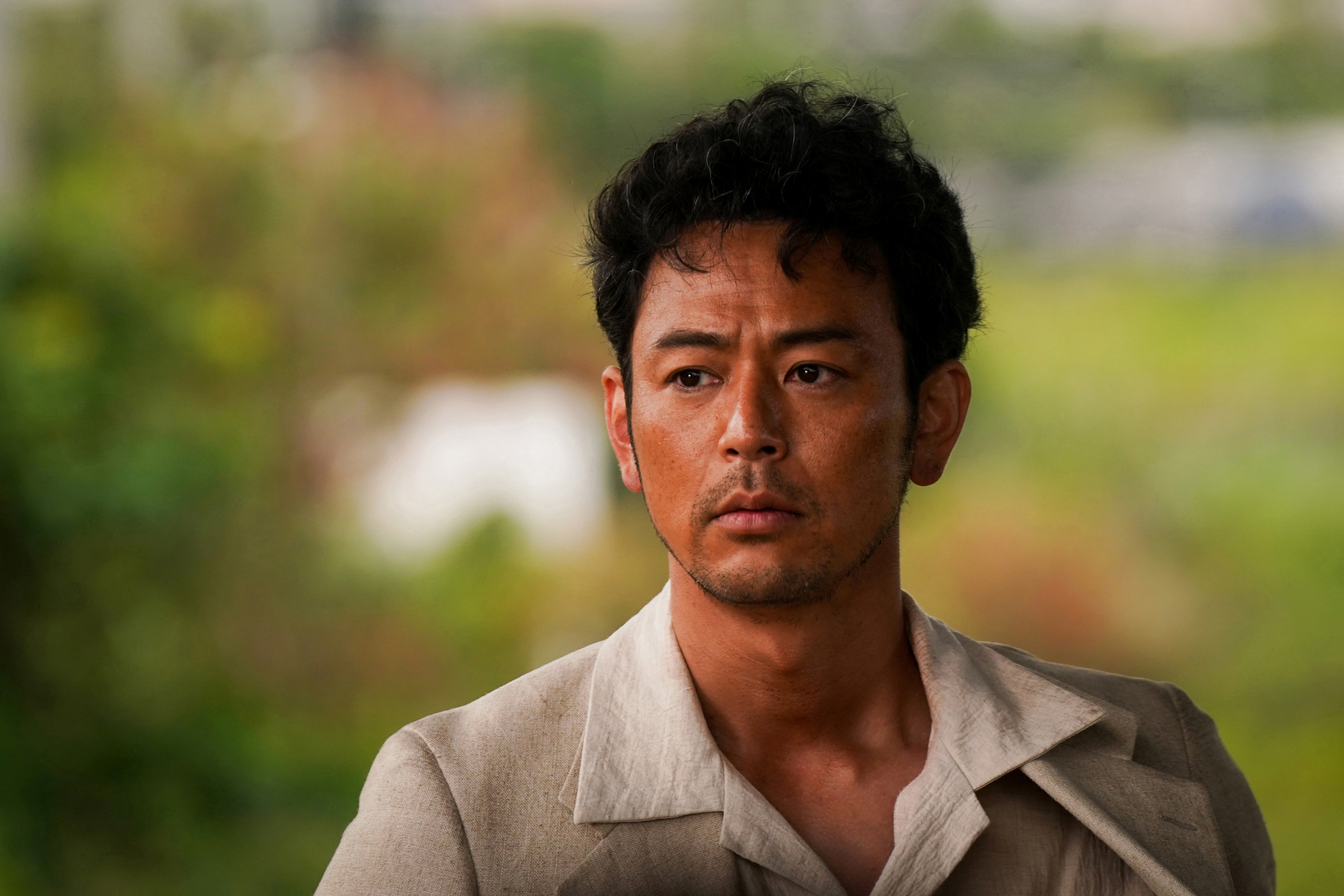 妻夫木聰於《寶島》再次挑戰沖繩人角色，飾演一名沖繩刑警。（東映提供／©J.S K ©2025 Hero's Island Production Committee）