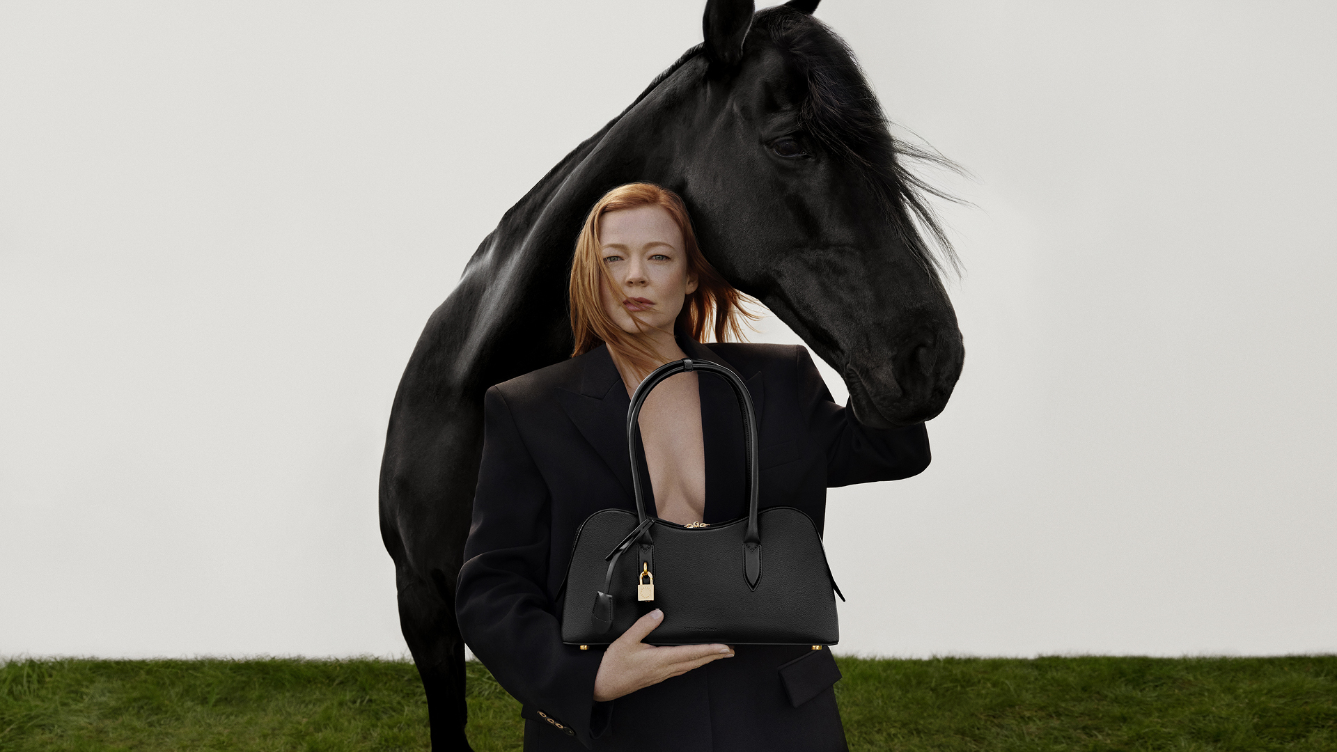 在電視劇《繼承之戰》（Succession）中飾演Shiv Ro一角廣受好評的女演員Sarah Snook，演繹Stella McCartney全新包款Stella Ryder。（台元提供）