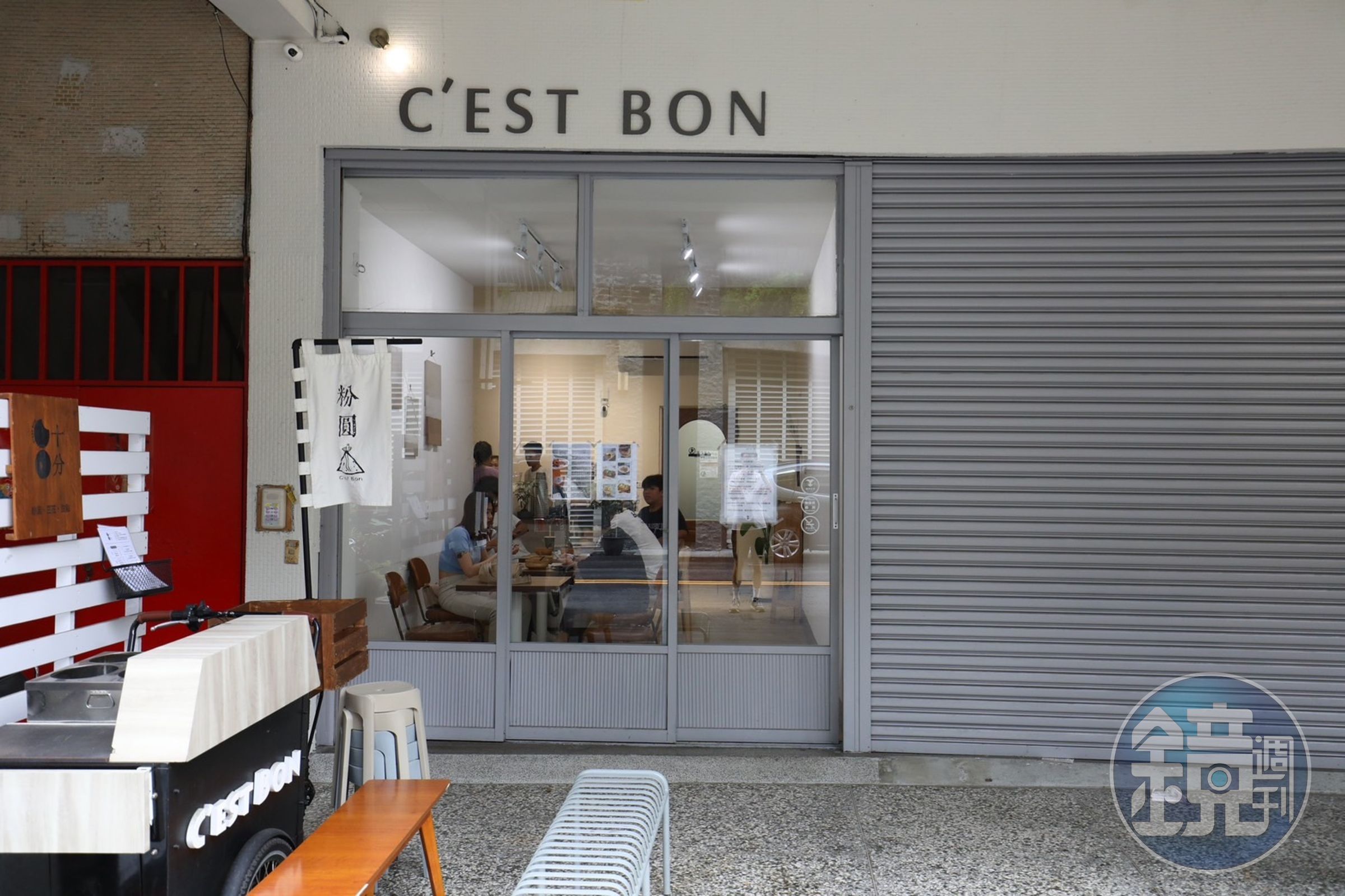 C'est Bon 十分粉圓的小店面是灰、白色系的簡約文青風。
