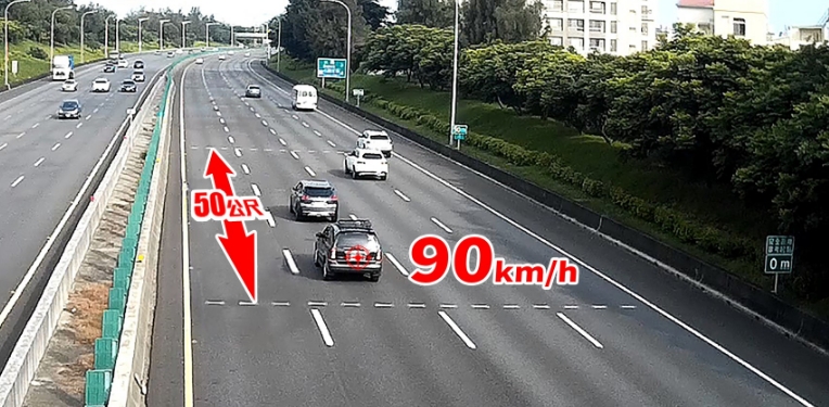 國道公路警察局提醒駕駛在國道上一定要與前車保持安全距離,如果貼緊緊,一個煞車直接親上去,非常危險。(翻攝自國道公路警察局臉書)