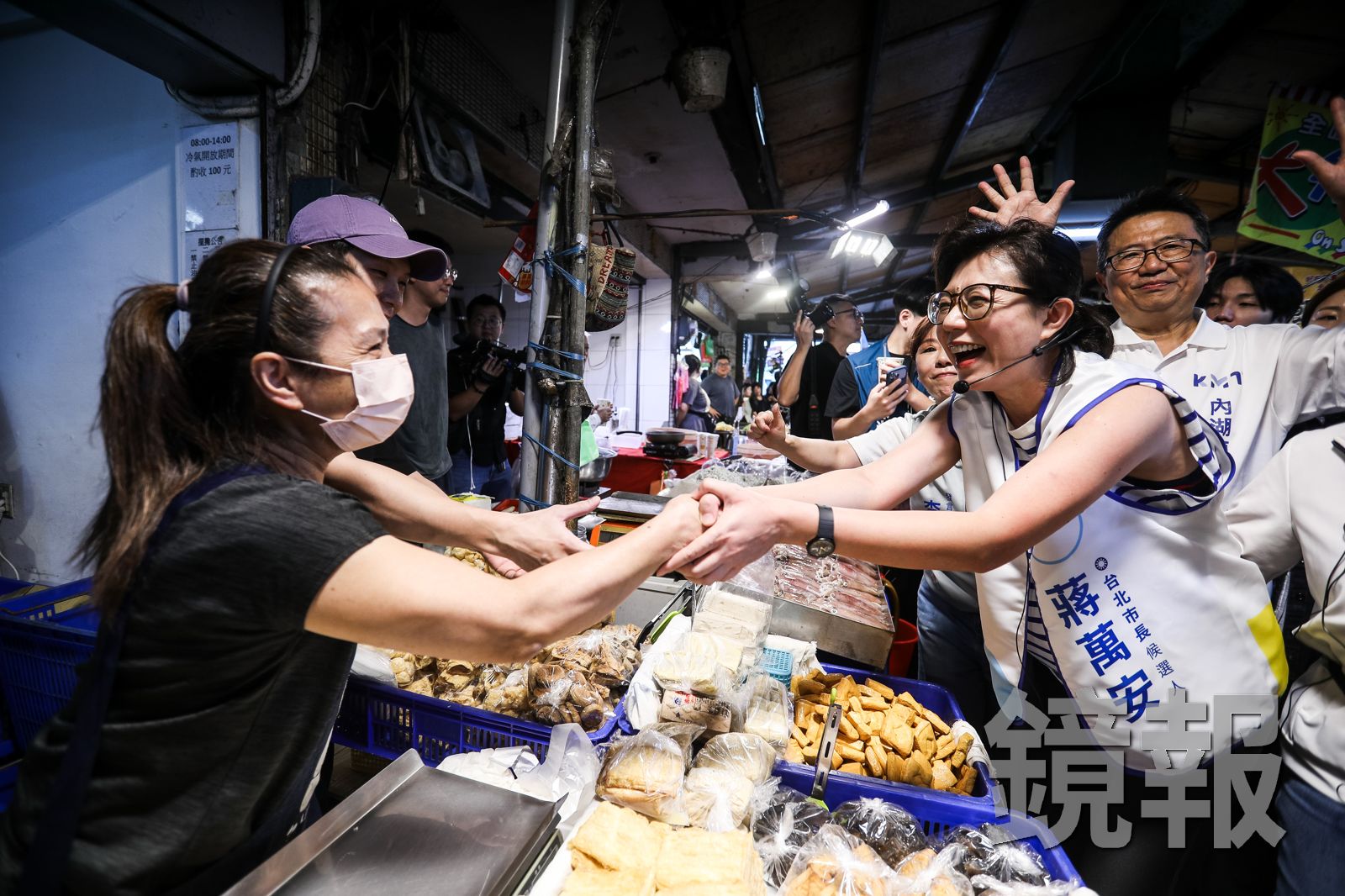 石舫亘現身湖光市場代蔣萬安掃街拜票。(鏡報鄒保祥)