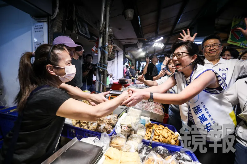 蔣萬安休息養病「取消行程」　石舫亘現身市場代夫掃街回應了