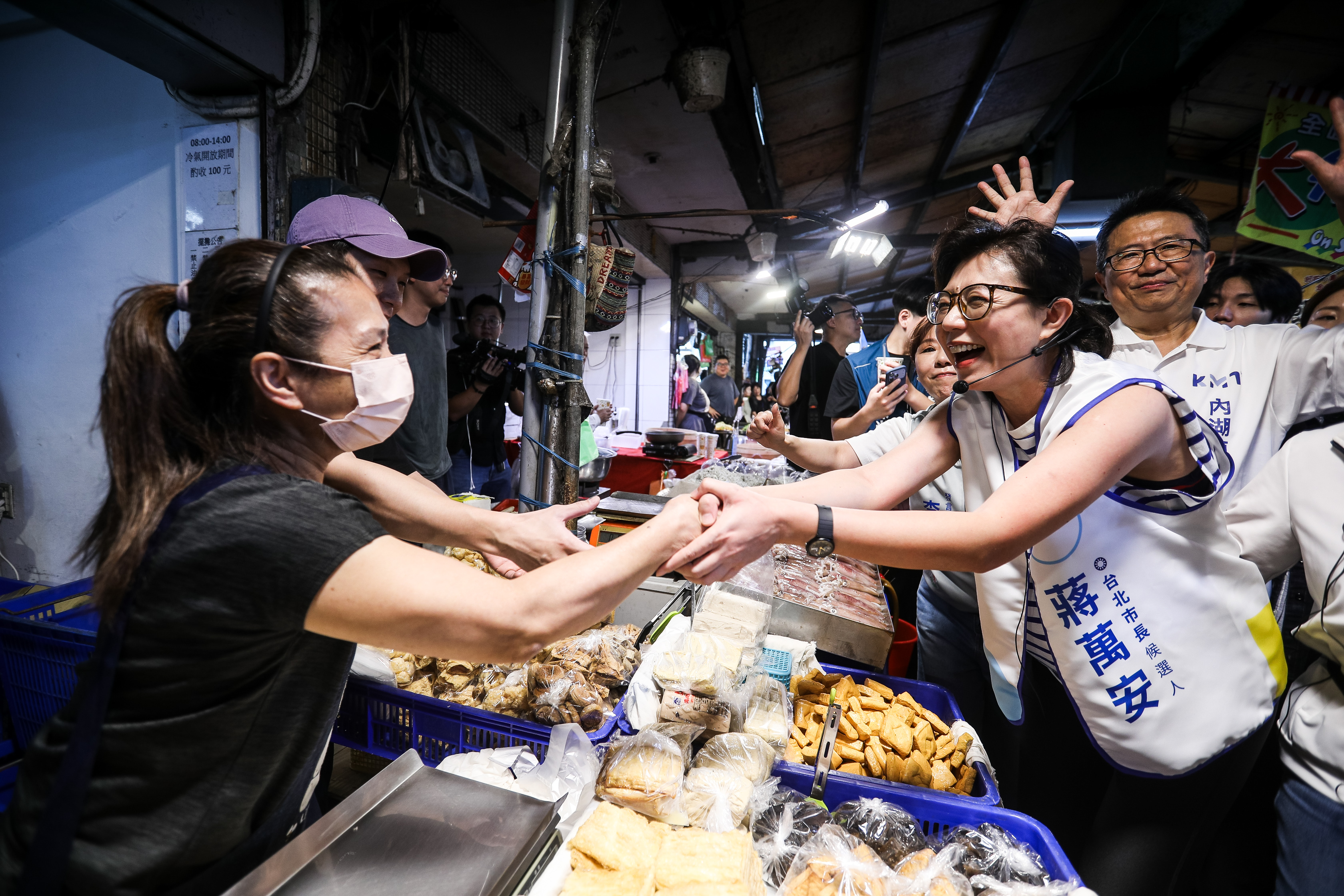蔣萬安休息養病「取消行程」 石舫亘現身市場代夫掃街回應了