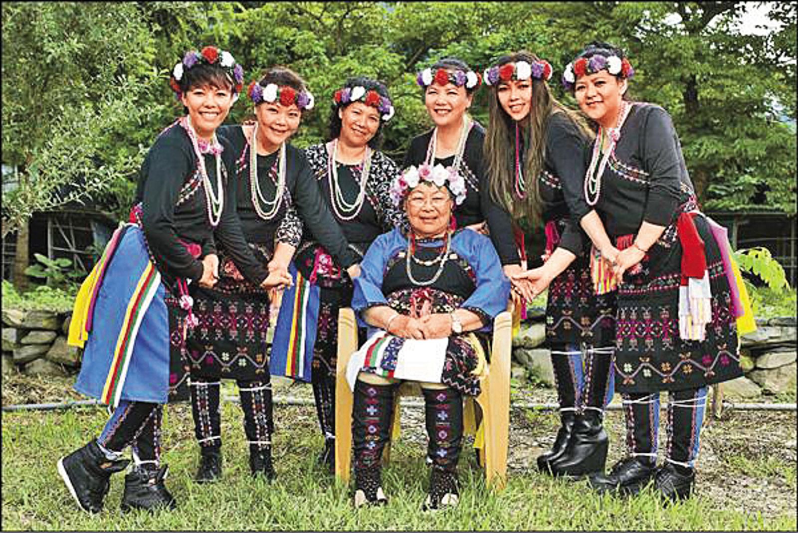 張惠妹（後排右2）與媽媽（前）、家人們一起穿上卑南族服。（野聲音提供）