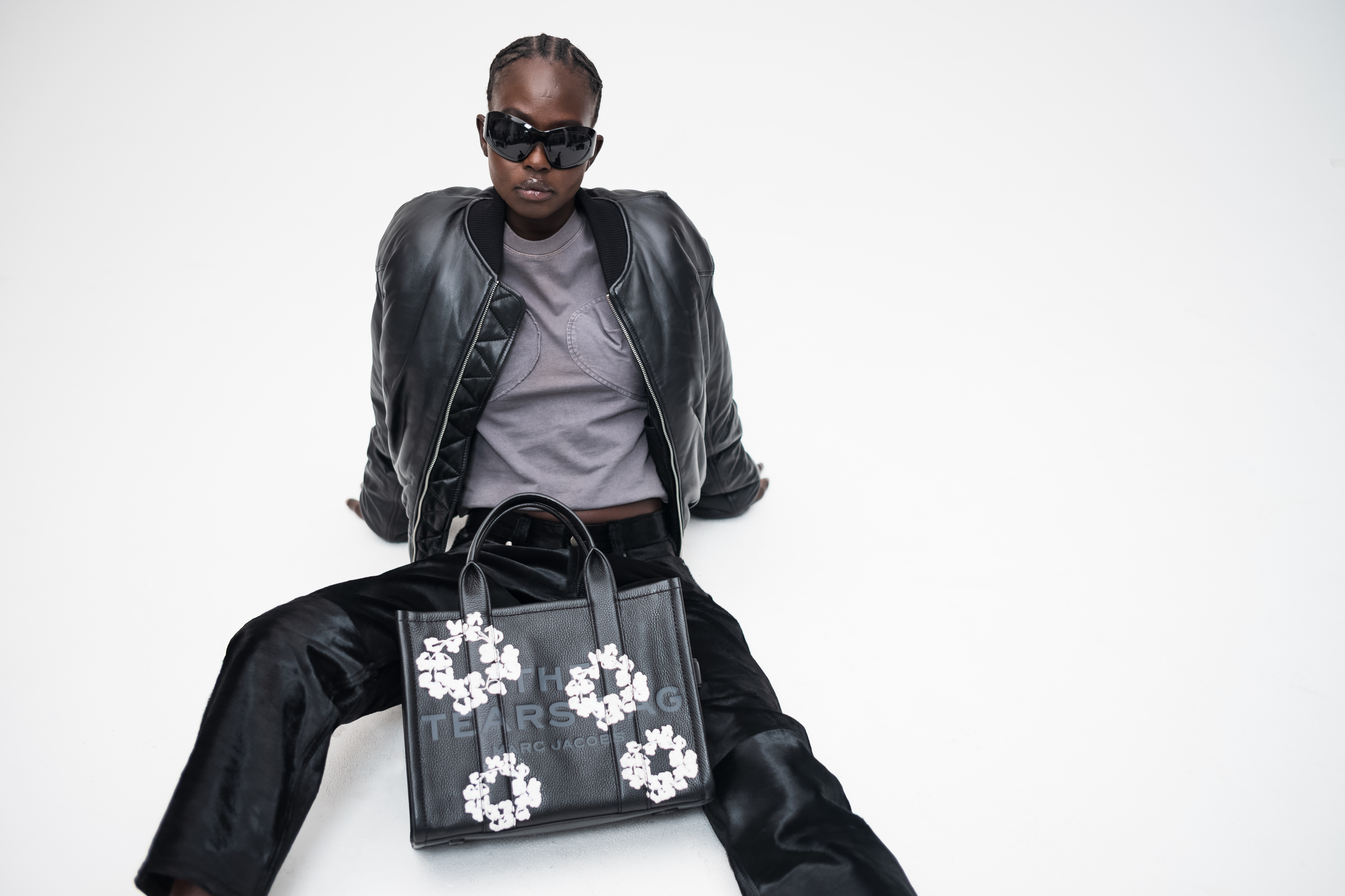 MARC JACOBS  X  DENIM TEARS推出聯名合作。（美之心提供）