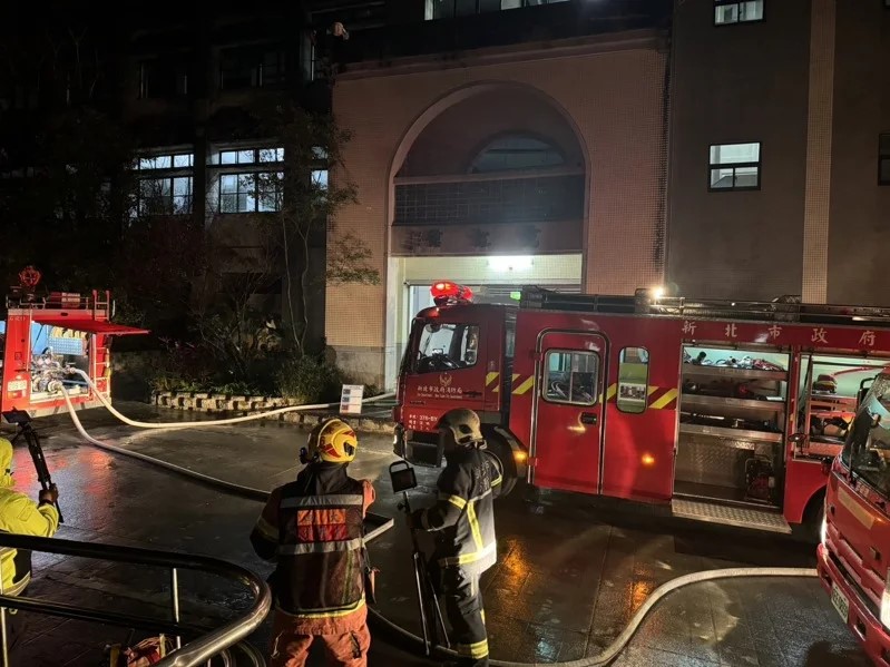 新北市石碇區的華梵大學美術系工作室，今天凌晨發生火災，詳細起火原因目前仍由消防局進行調查。（翻攝畫面）