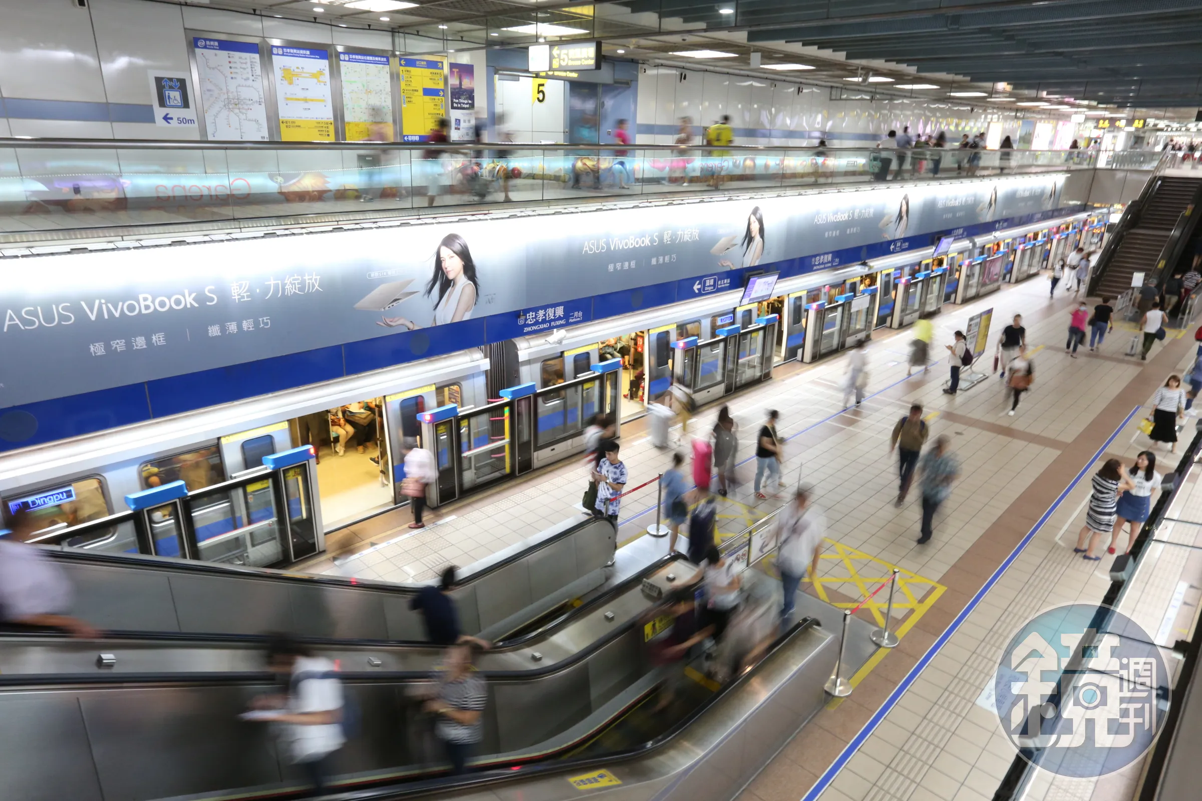 台北捷運近年宣導手扶梯兩側都可以站立，但效果不佳，如今決定強化宣導。（本刊資料照）