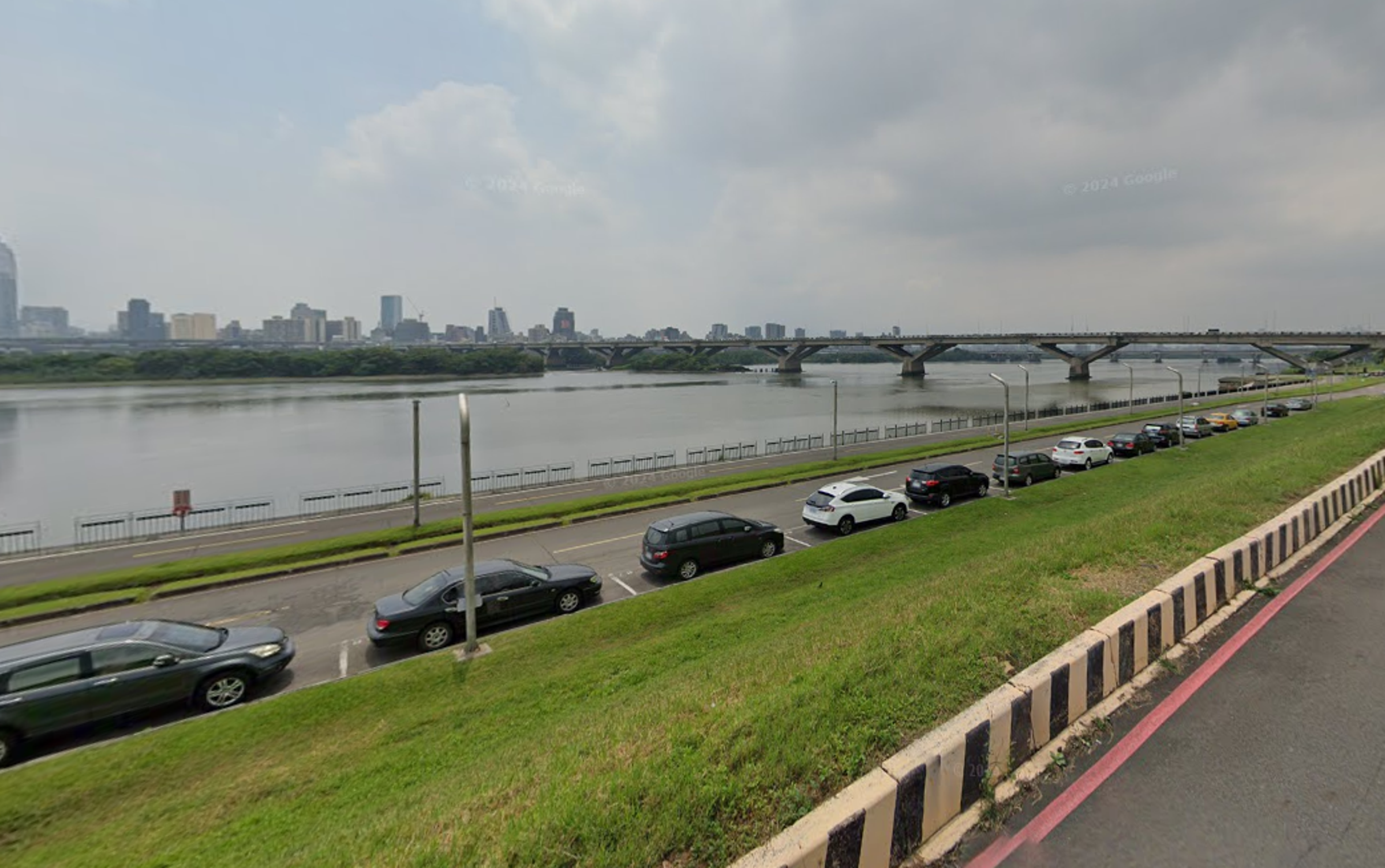新北市高灘地停車場明起只出不進,水門周邊紅黃線開放停車。(翻攝自Google Maps)