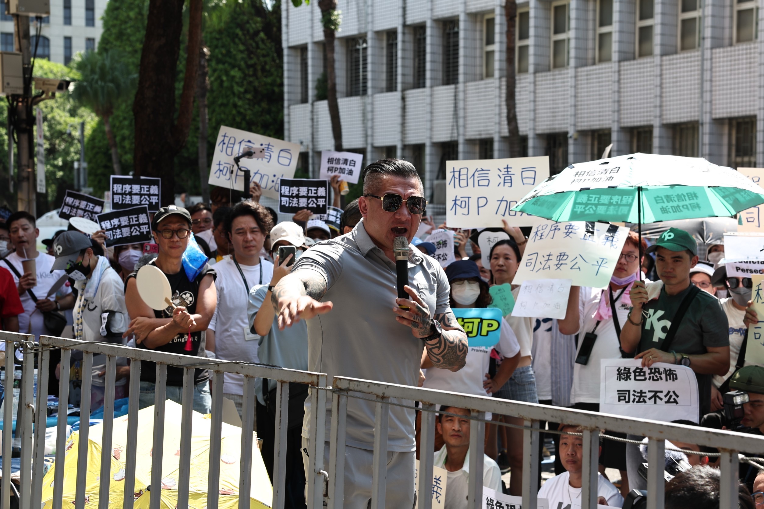 網紅館長（陳之漢）也到北檢門口，和其他小草一起喊口號聲援柯文哲。