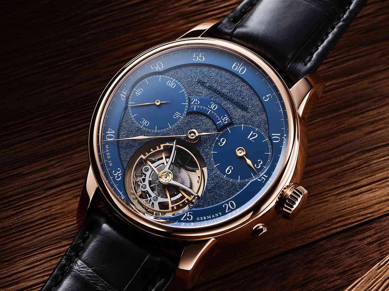 這款為慶祝代理商「瑞博品」十週年而製作的限定款 Tourbillon Tremblage Royal Blue，採用「皇家藍」Tremblage手工雕刻錶盤，全球僅一只，目前正在寶鴻堂鐘表台中五權旗艦店展出中。