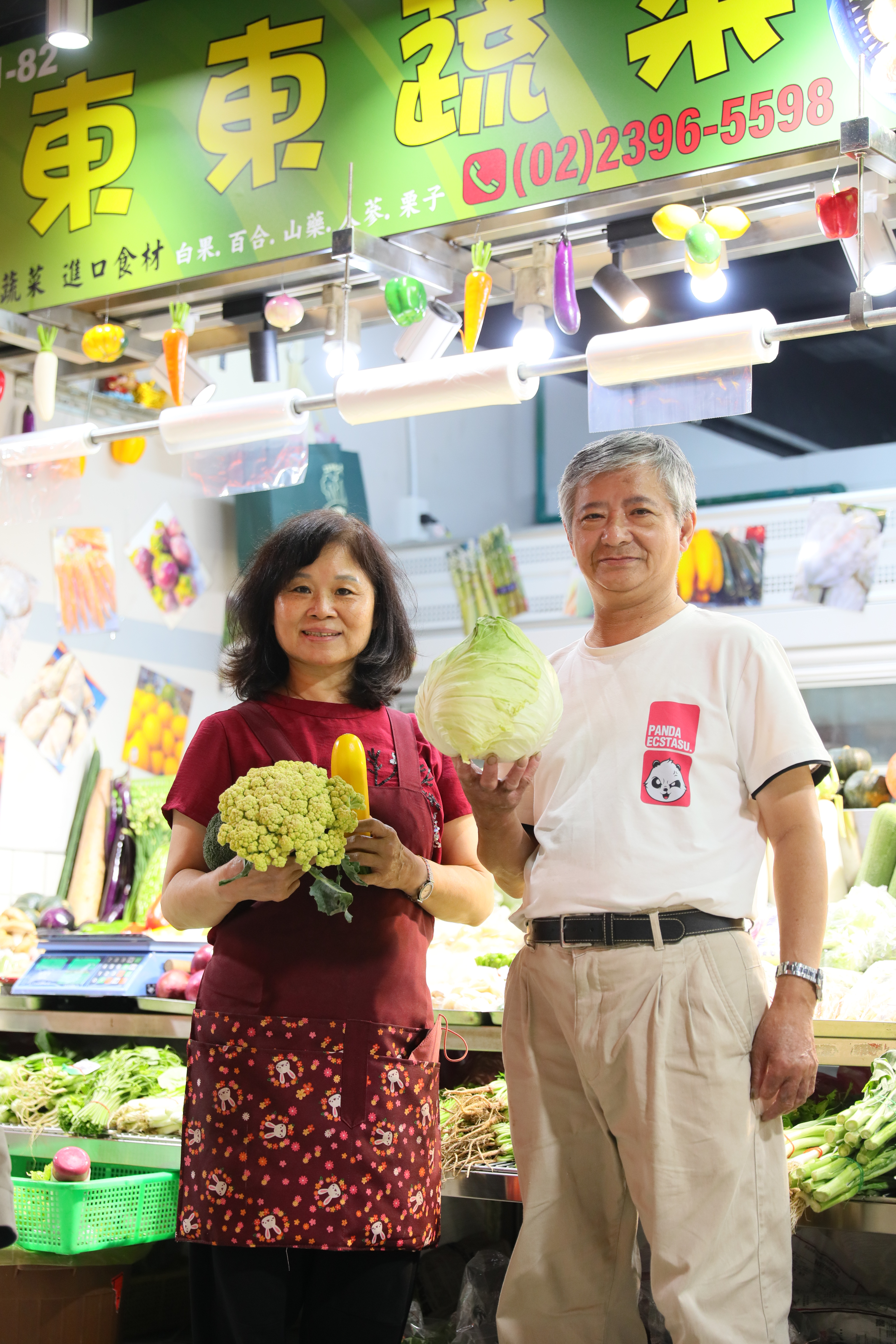 「東東精緻蔬菜店」現由李秋東夫婦經營，專賣時令蔬菜，產地來自世界各國。