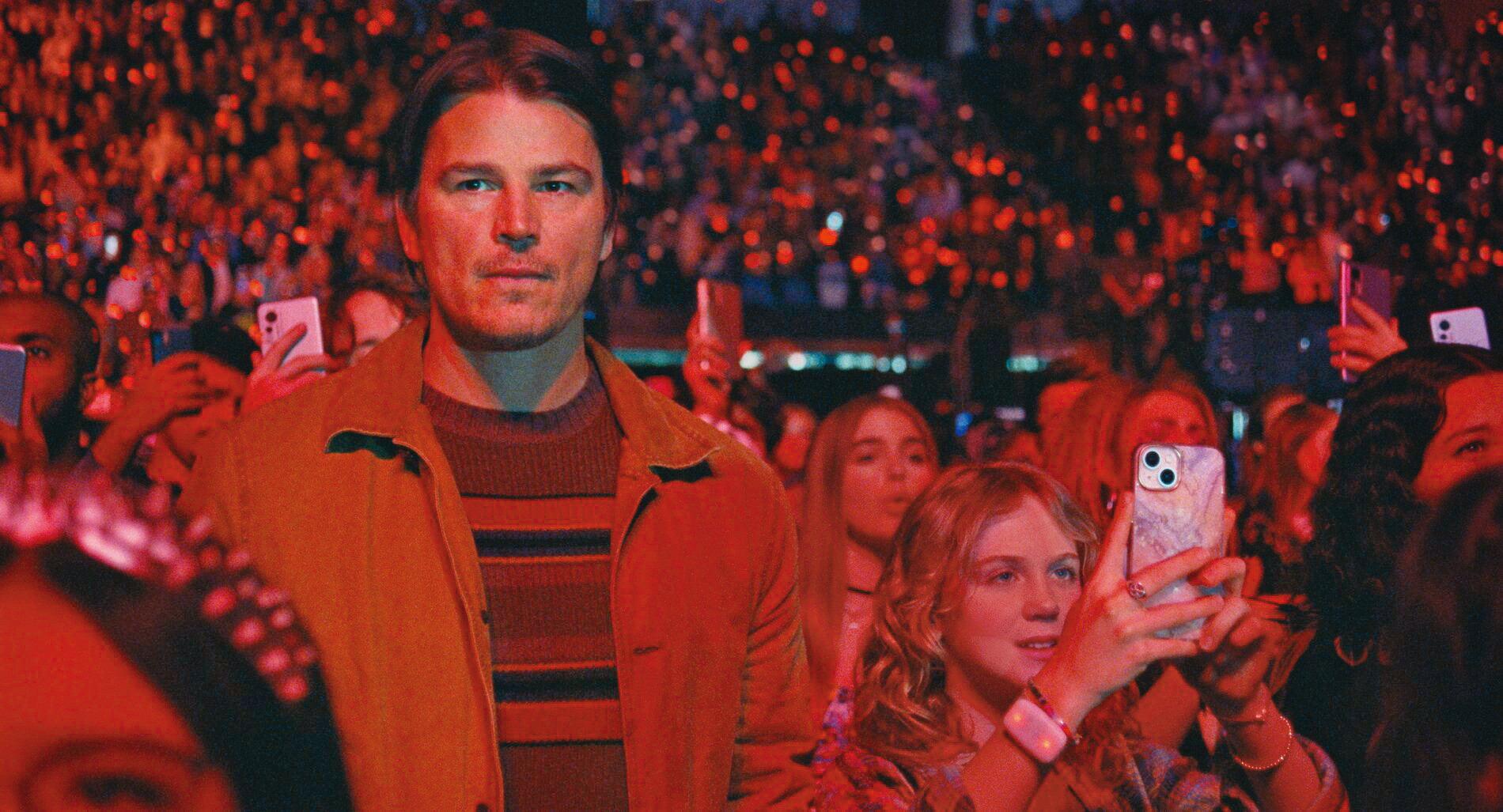 喬許哈奈特飾演的父親帶女兒看演唱會，發現警方布下天羅地網要抓拿他這個變態殺人魔。（華納提供）