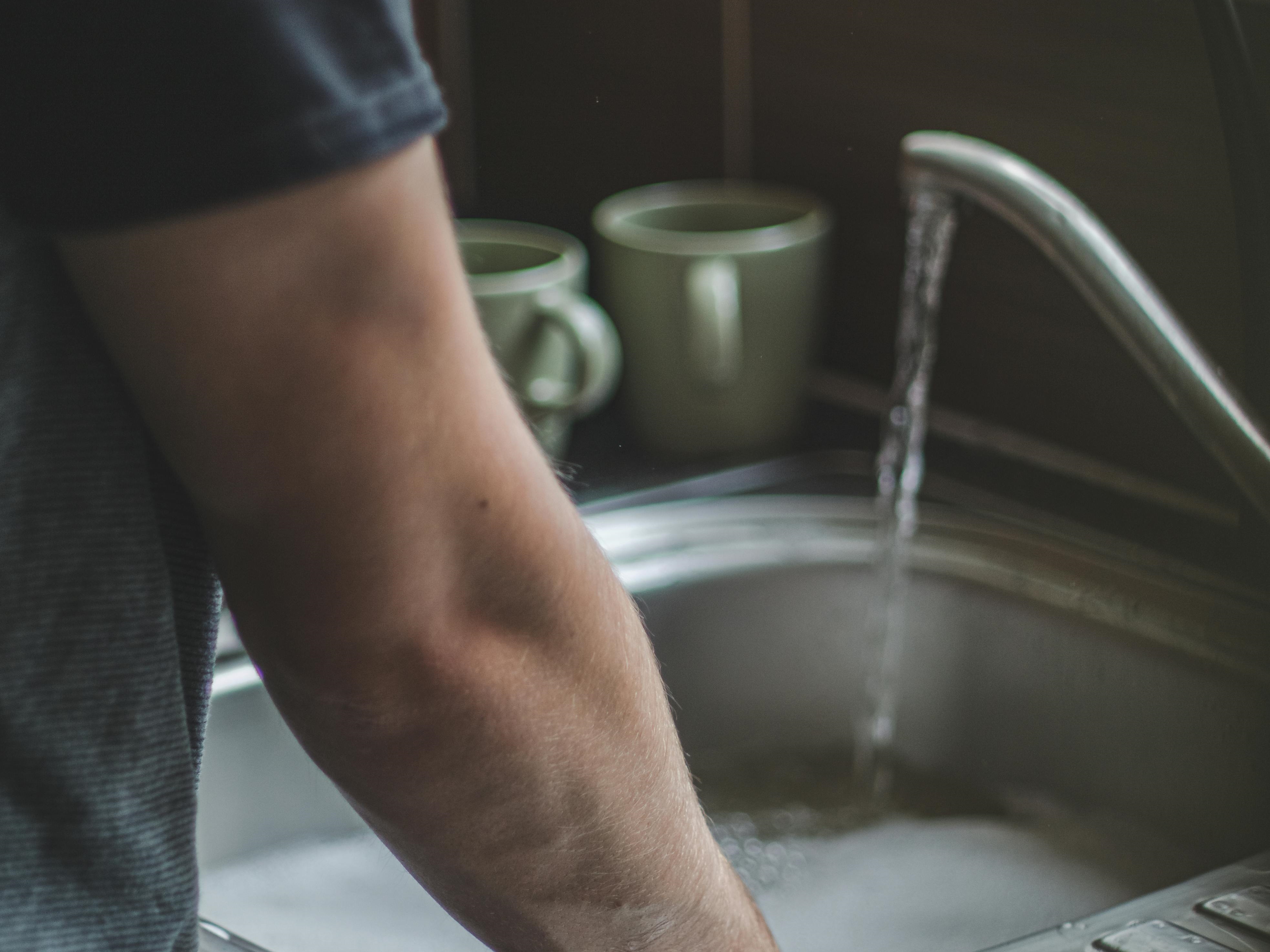 一名韓國丈夫在住進新房後，突然變得不愛洗碗，讓人妻感到困惑。（pexels提供）