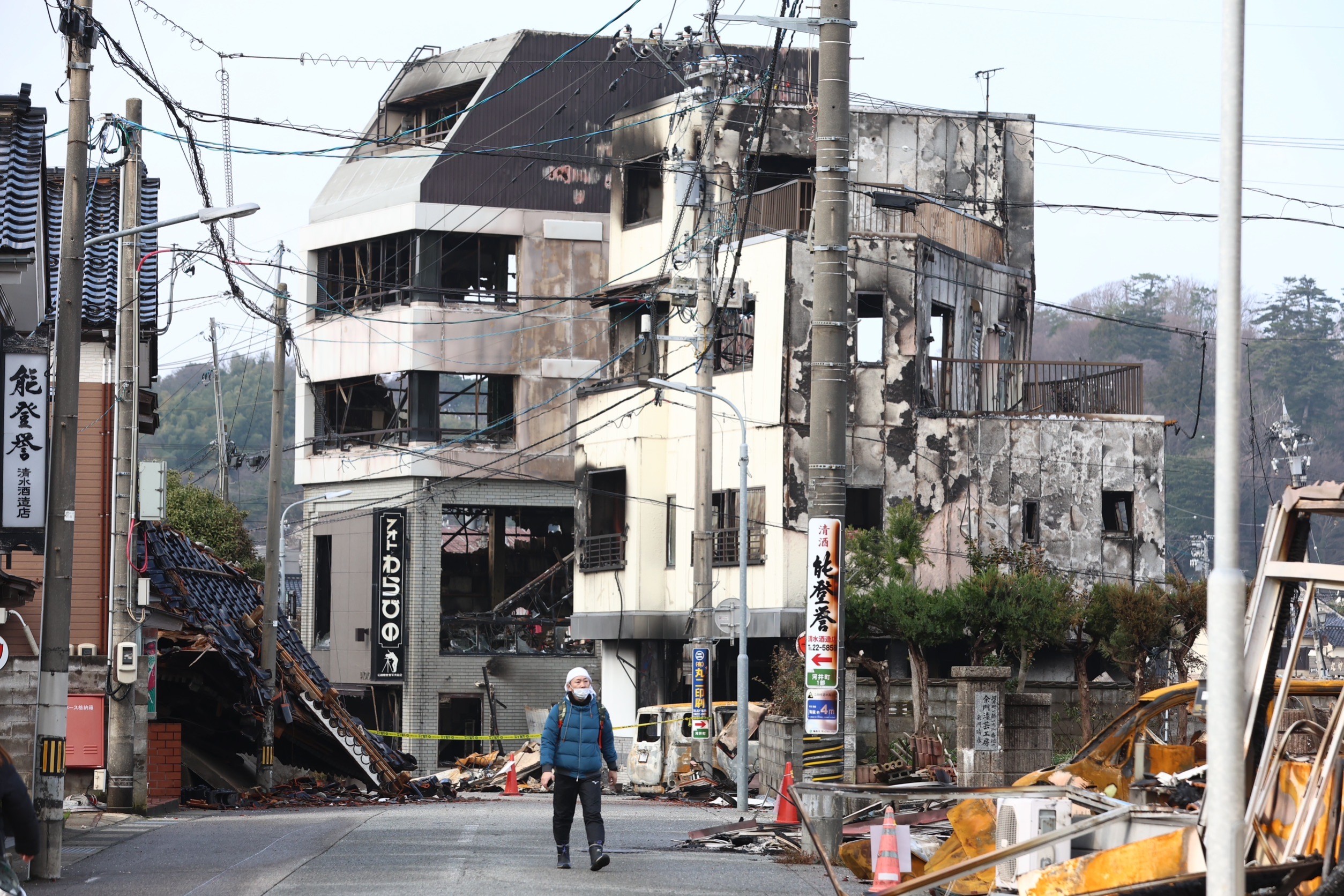 日本能登半島強震災情慘重，房屋倒塌滿目瘡痍。