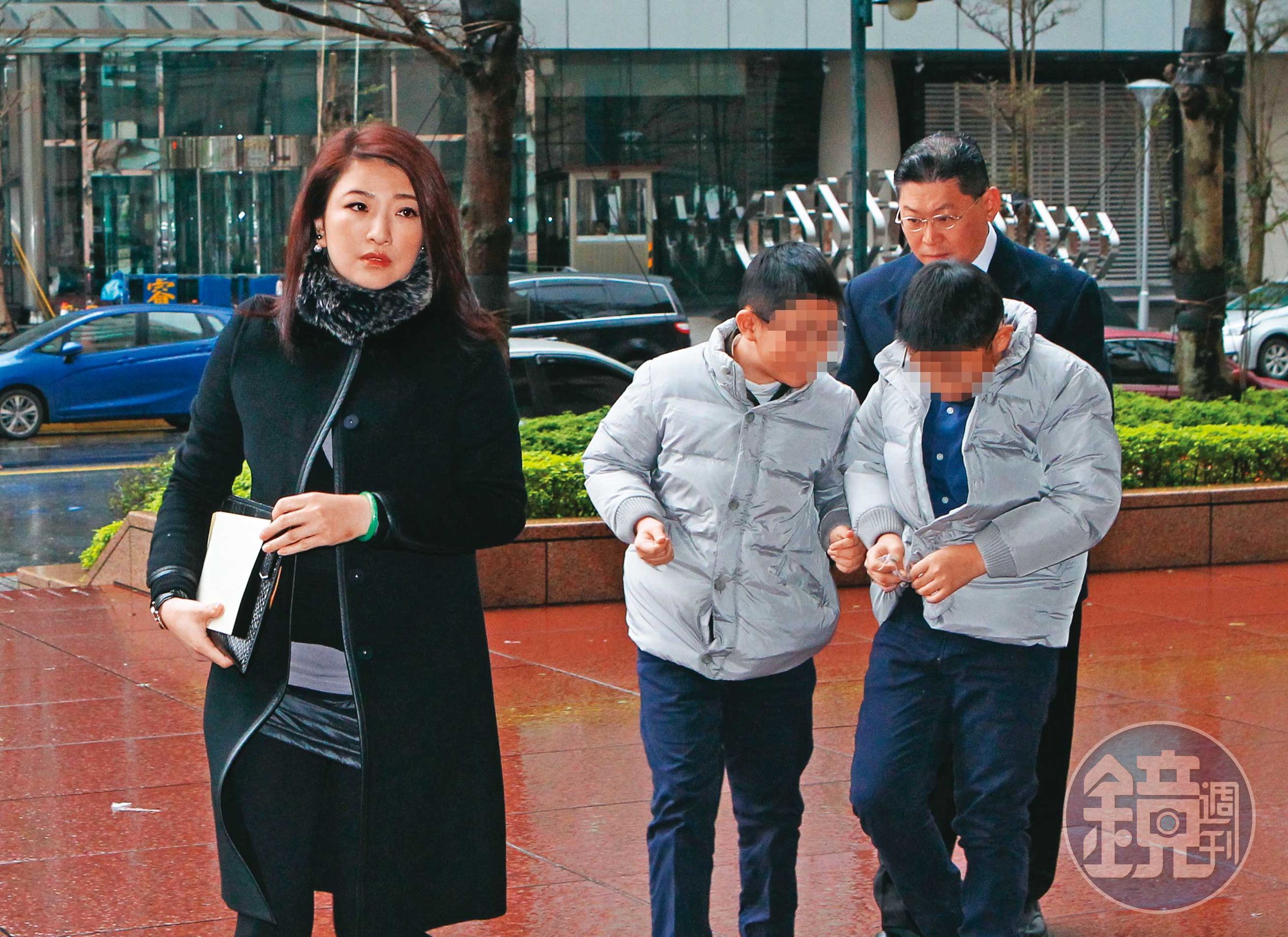 王婉玲（左）最初擔任林鴻南（後右）特助，1999年2人因戀愛而步入婚姻，婚後育有2子1女。