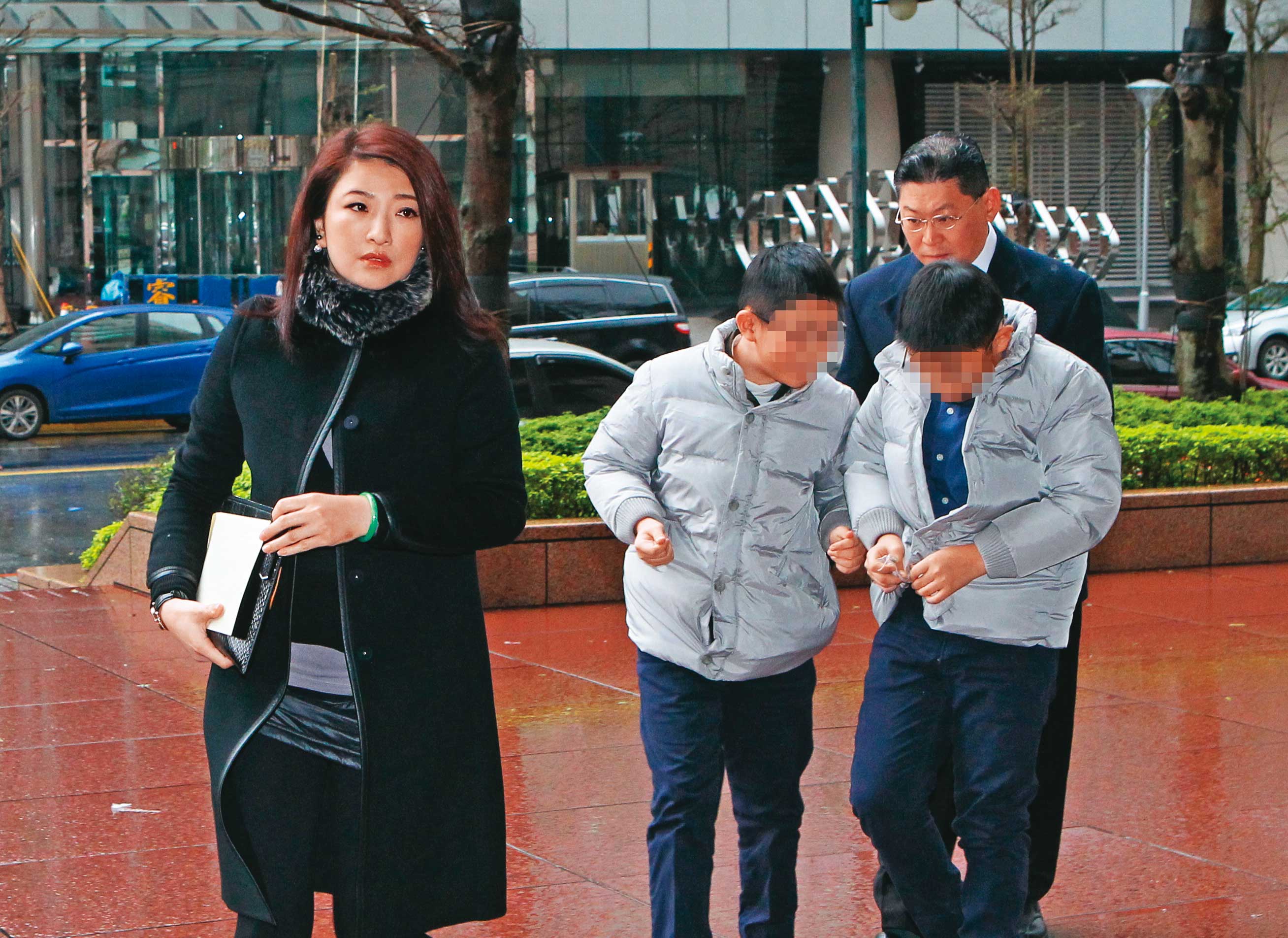 王婉玲（左）最初擔任林鴻南（後右）特助，1999年2人因戀愛而步入婚姻，婚後育有2子1女。