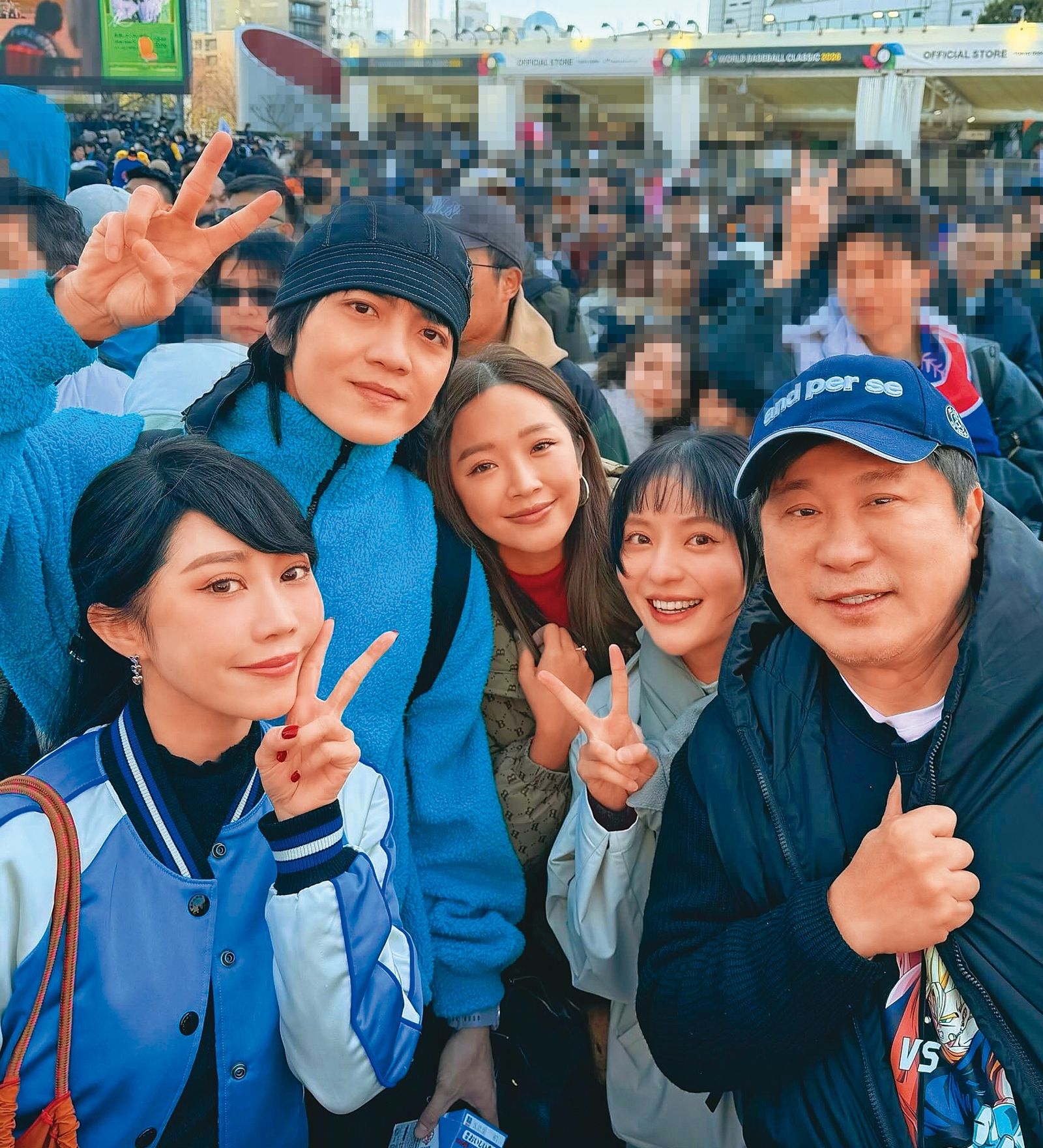 胡瓜（右一）包下30張球票，大方贊助團員，機票則個人自理。左起黃露瑤、郭忠祐、賴慧如等人。（翻攝自黃露瑤IG）
