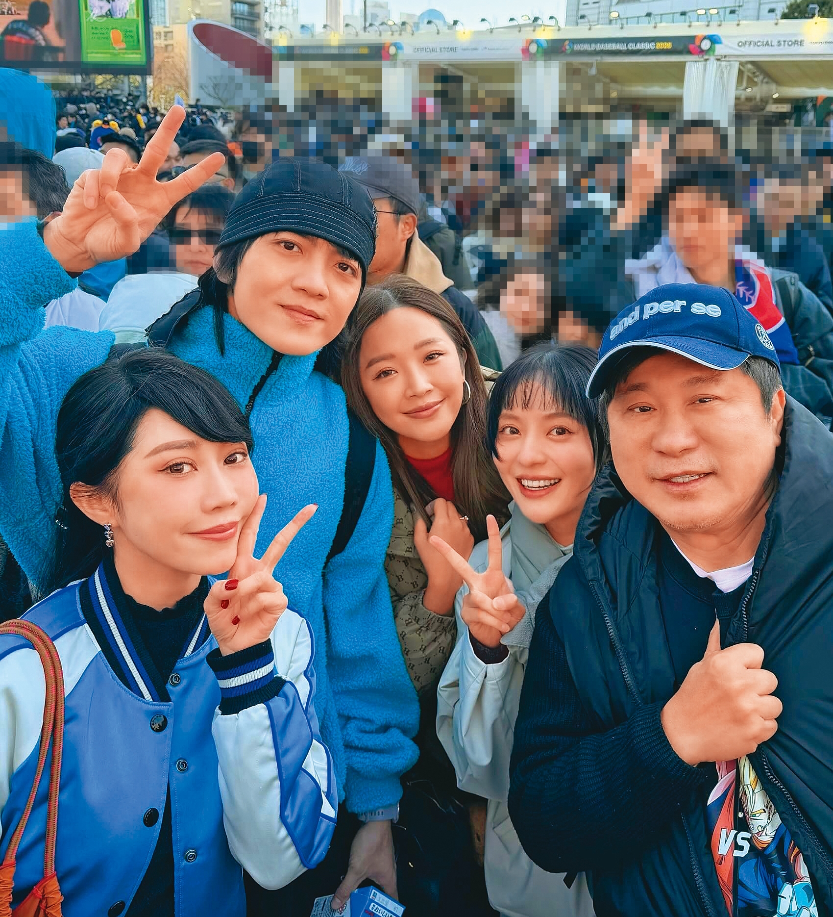 胡瓜（右一）包下30張球票，大方贊助團員，機票則個人自理。左起黃露瑤、郭忠祐、賴慧如等人。（翻攝自黃露瑤IG）
