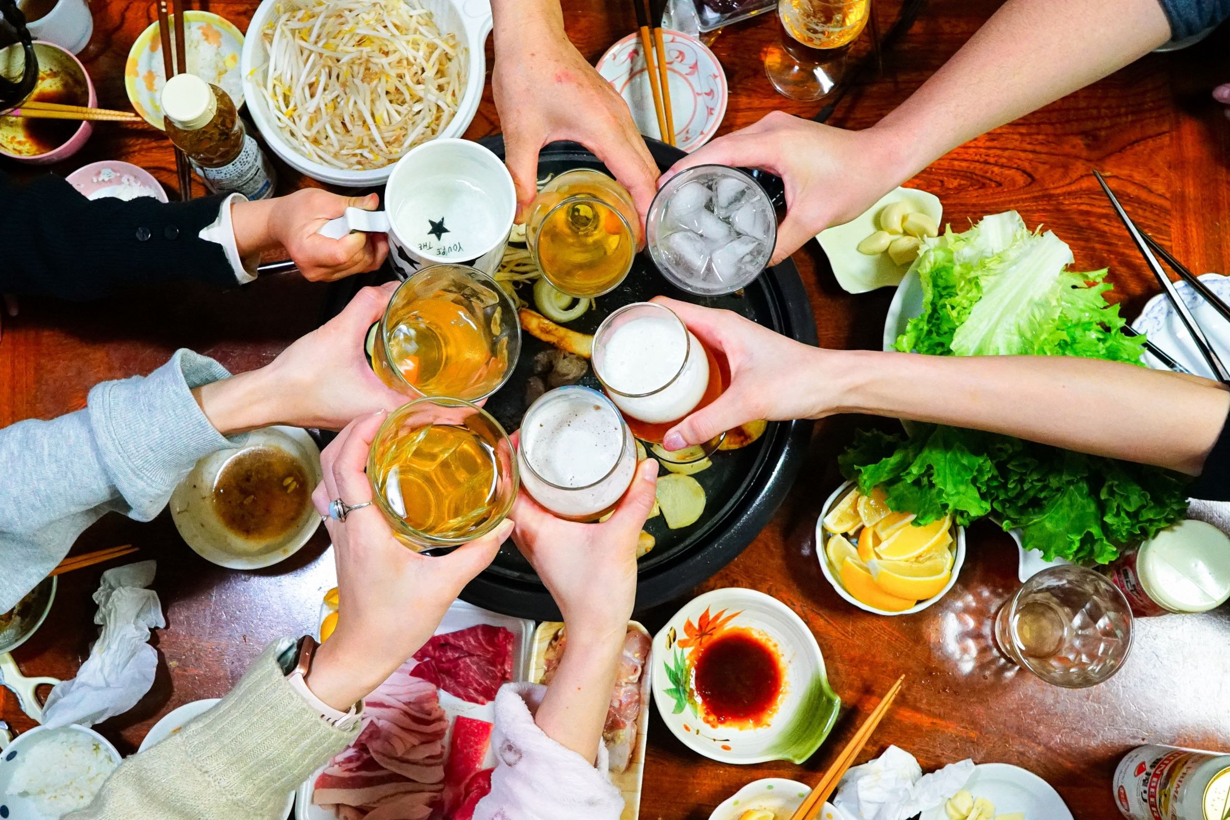 一名30歲女患者三酸甘油酯過高卻擅自停藥,在聚餐吃完油膩大餐後,因急性胰臟炎而喪命。(示意圖,photoAC)
