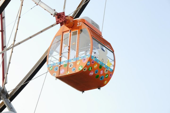 兩位偽娘驚傳在高雄知名摩天輪包廂內拍攝不雅片，引發網友強烈反彈。（翻攝自臉書粉專「夢時代購物中心」）