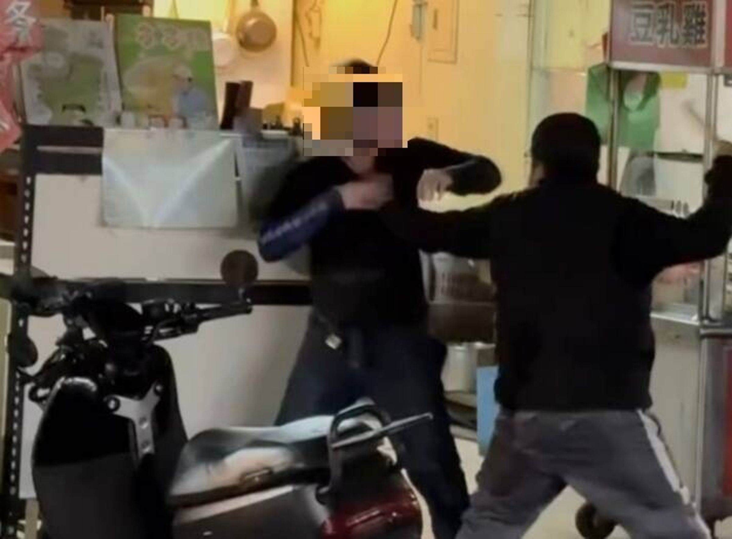 客人不滿豆乳雞店老闆忘了他的交代灑胡椒粉,竟然開打,雙方當街上演全武行。(翻攝自《社會事新聞影音》)