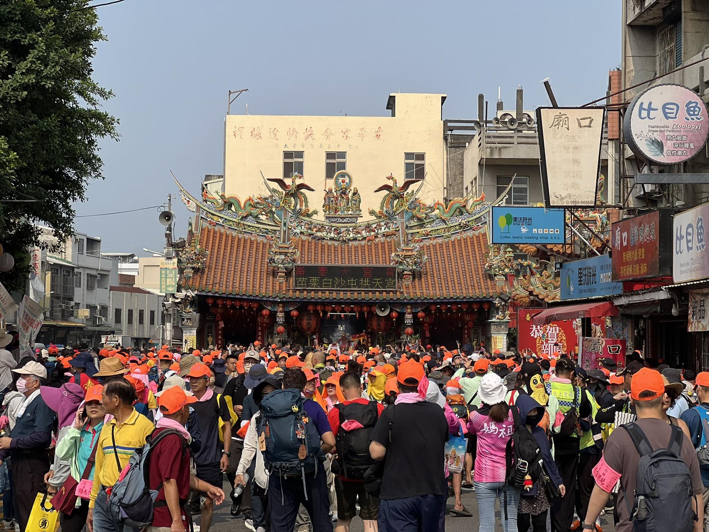 網紅Cheap針對進香物資遭瘋搶現象發文,直言這根本是「台版零元購」。(翻攝臉書白沙屯拱天宮)