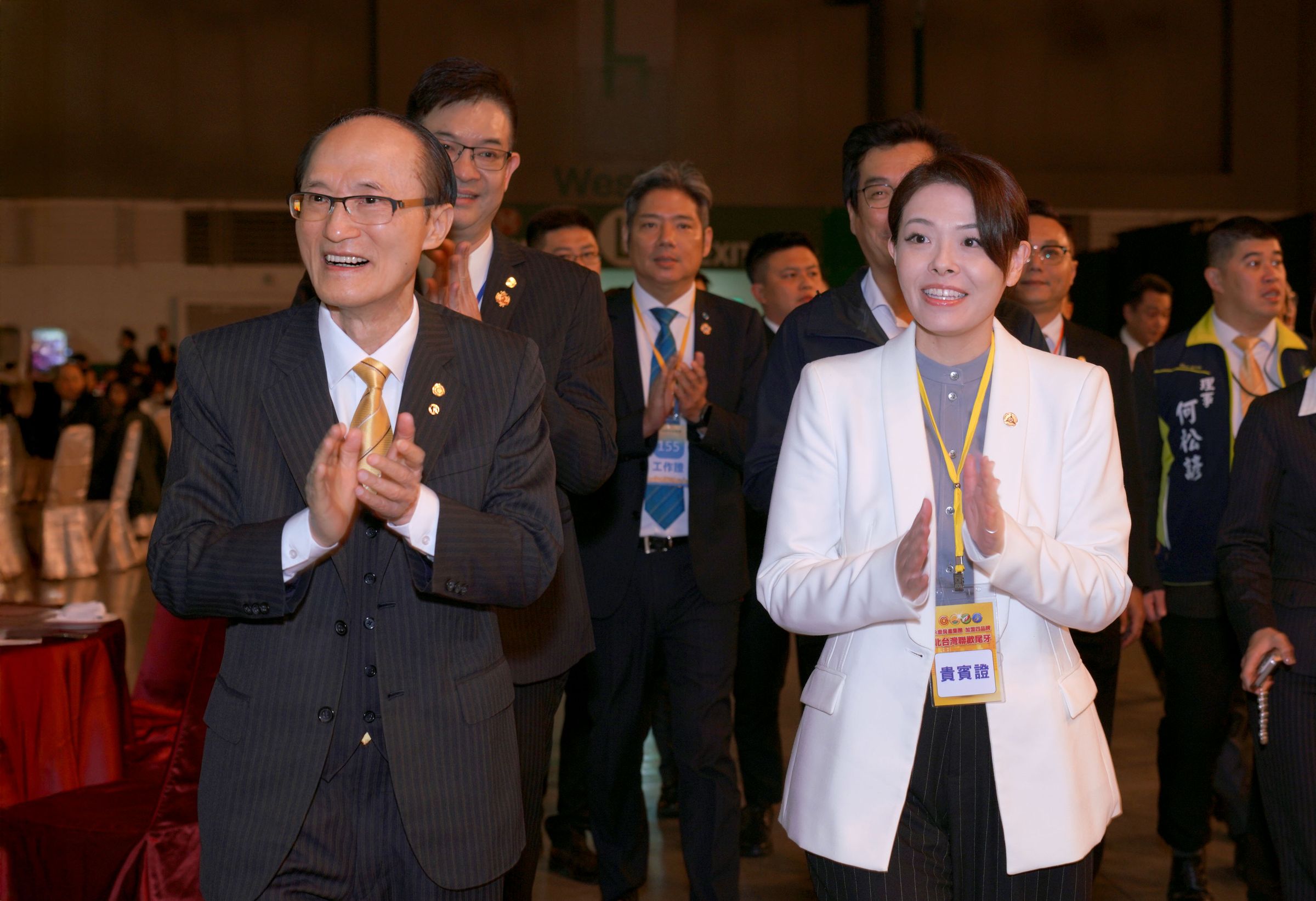 現場冠蓋雲集,永慶房產集團董事長孫慶餘(圖左)、新竹市長高虹安(圖右)皆率領團隊現身力挺。(永慶房產集團提供)