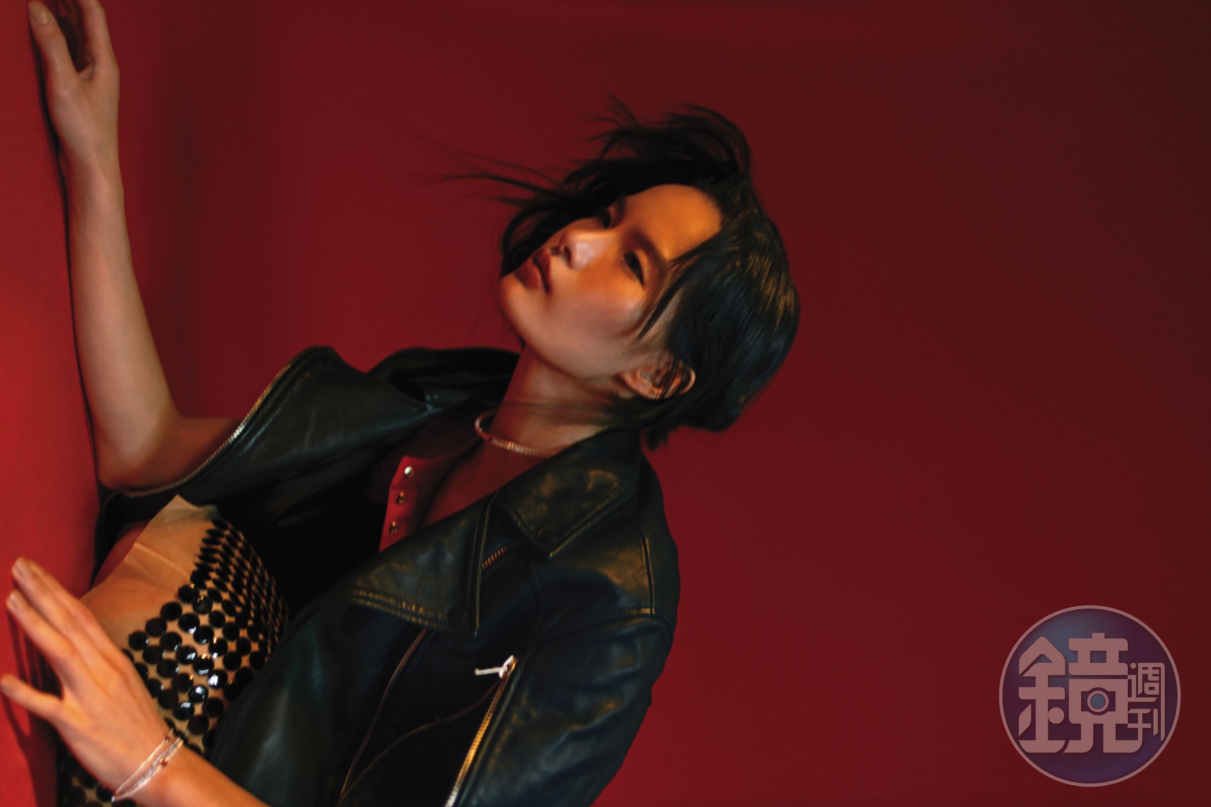 Masone皮外套 NT$20,600 by ALLSAINTS／紅色上衣 NT$8,190 by maje／亮片網紗裙 價格店洽 by H&M Studio／璀璨寶石鎖骨鍊 NT$6,280 by PANDORA／璀璨心形網球鎖骨鍊（作為手鍊） NT$5,980 by PANDORA