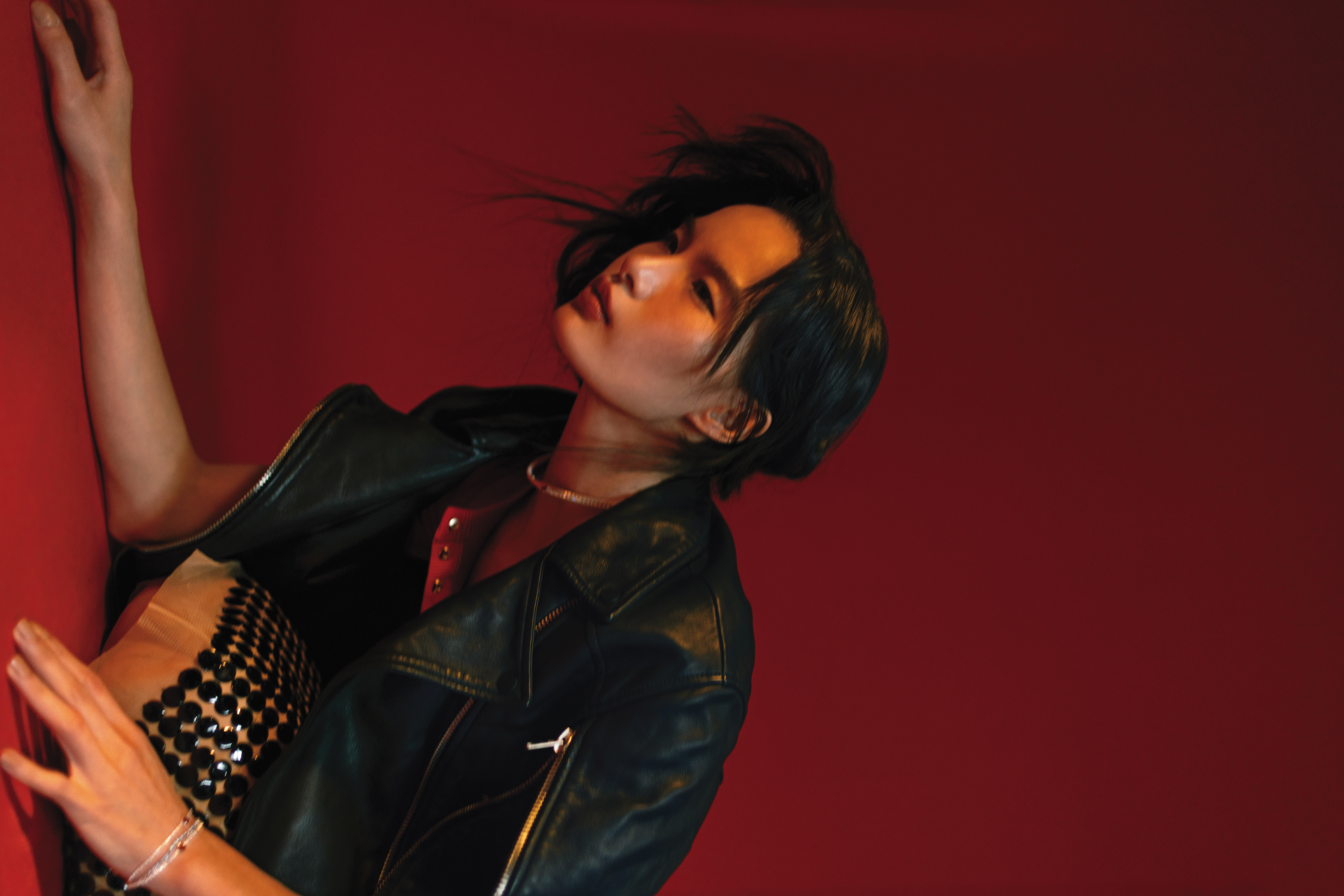 Masone皮外套 NT$20,600 by ALLSAINTS／紅色上衣 NT$8,190 by maje／亮片網紗裙 價格店洽 by H&M Studio／璀璨寶石鎖骨鍊 NT$6,280 by PANDORA／璀璨心形網球鎖骨鍊（作為手鍊） NT$5,980 by PANDORA