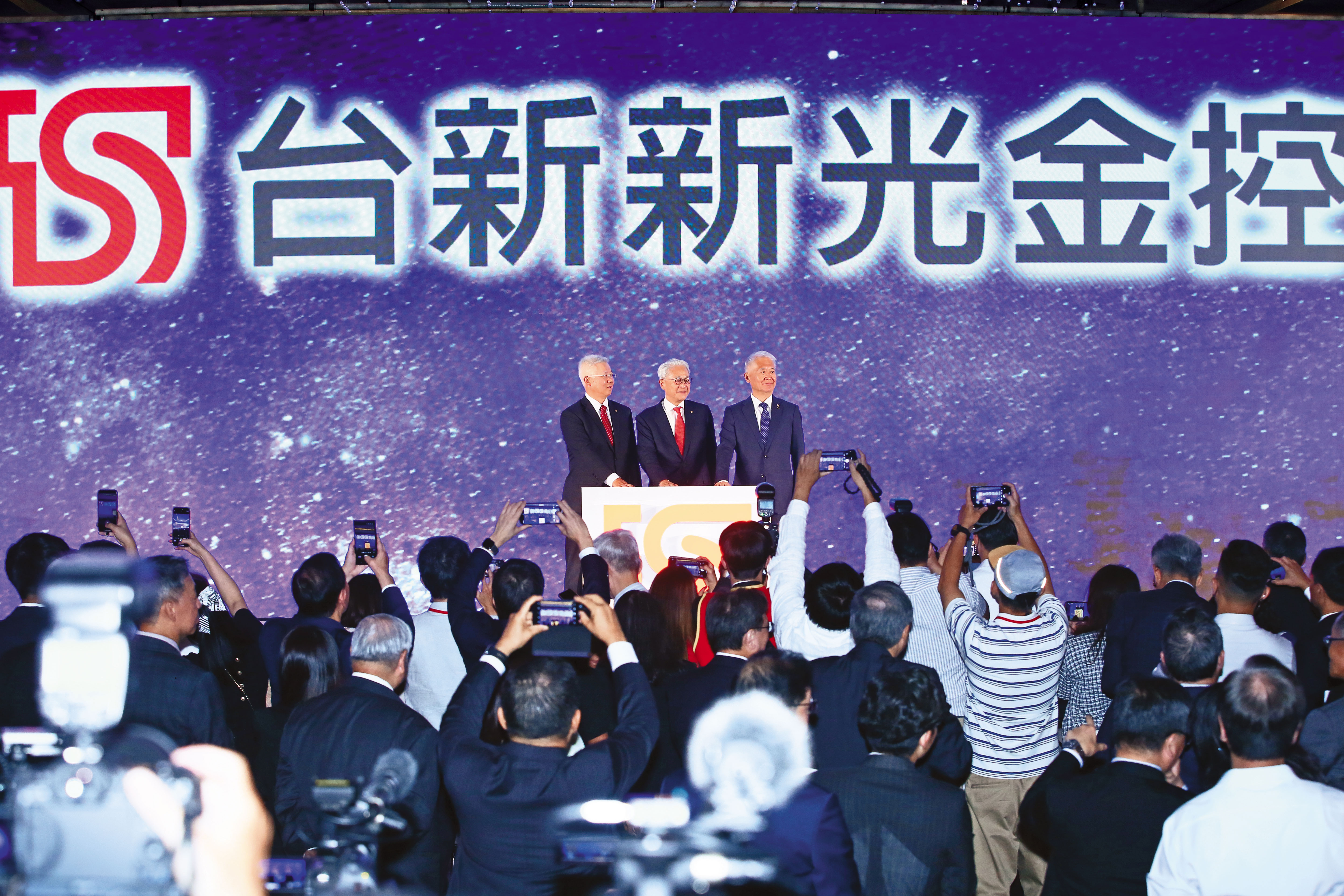 上任後，彭金隆遇到多起重大金融併購案，其中台新新光金控合併極為一例。