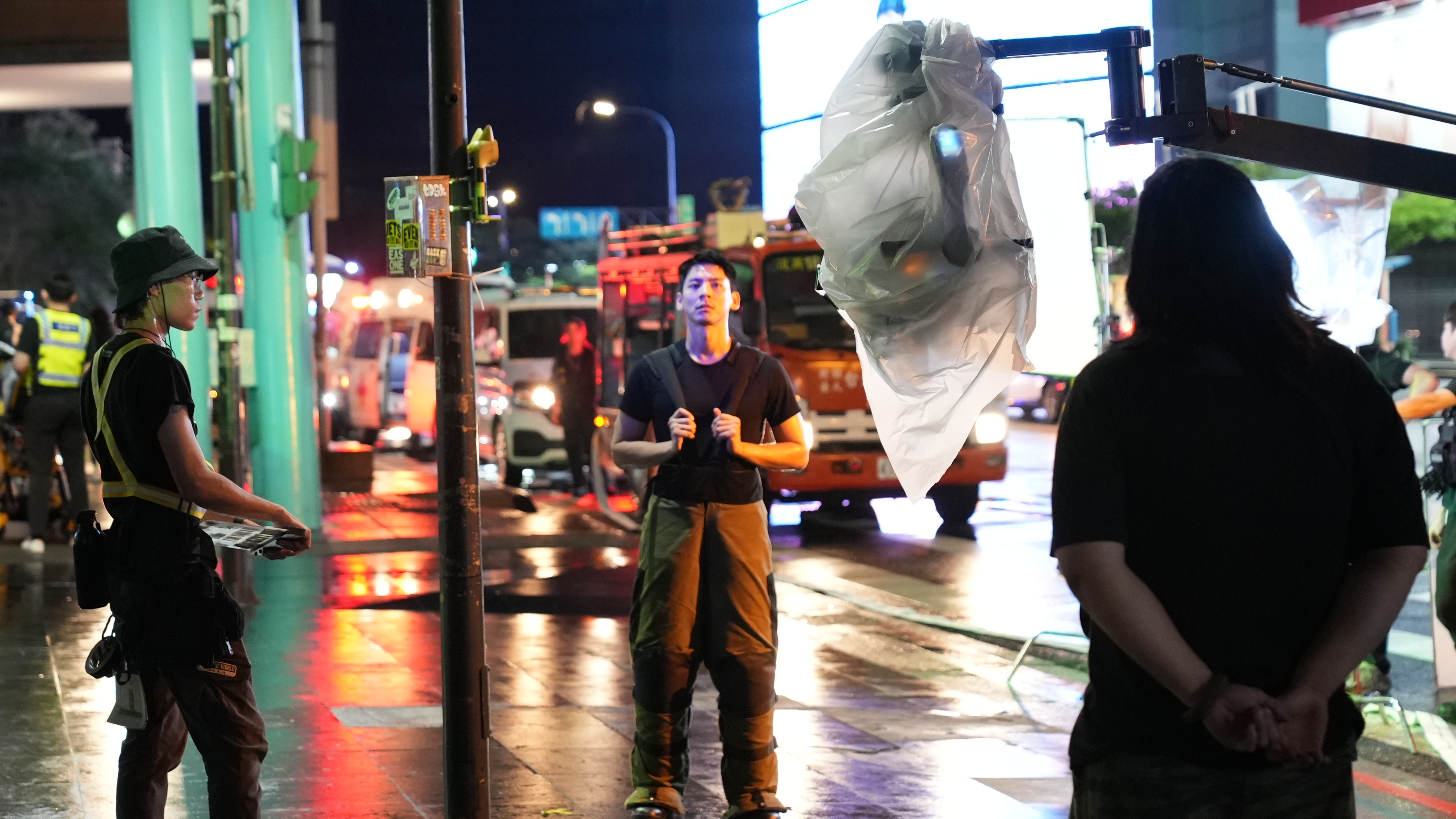 電影《96分鐘》男主角林柏宏（中）於信義區松壽路道路管制與攝影機確認拍攝位置。 （台北市電影委員會提供）