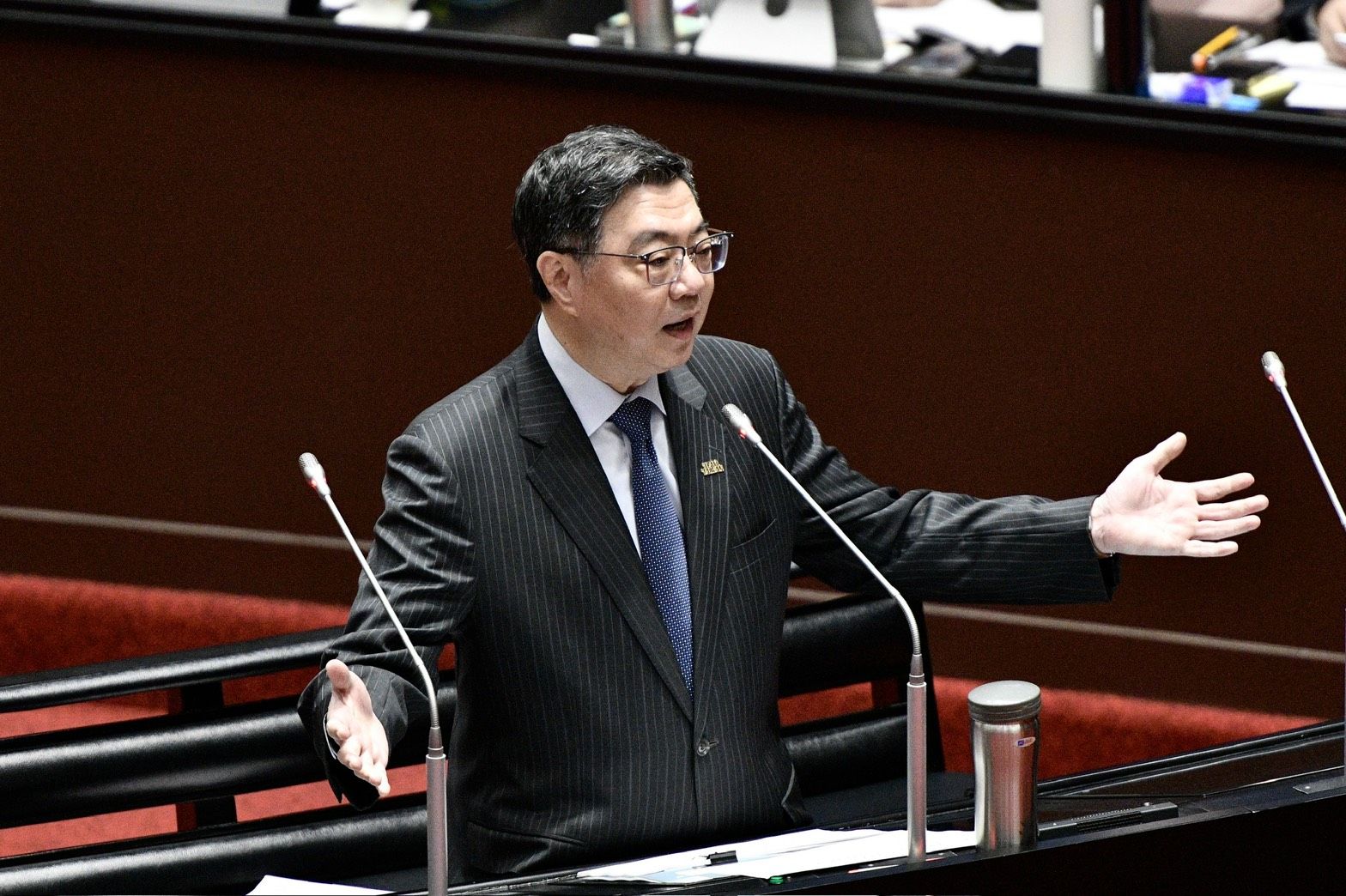 卓榮泰重申行政院的立場，並強調只有具有合法資格的民意代表才能行使質詢權。（鏡報李智為）