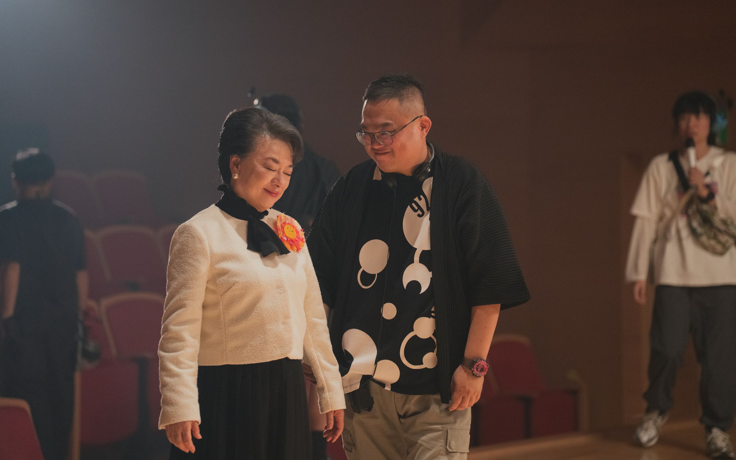 《陽光女子合唱團》導演林孝謙(右)力邀翁倩玉(左)飾演片中的奶奶。(壹壹喜喜提供)