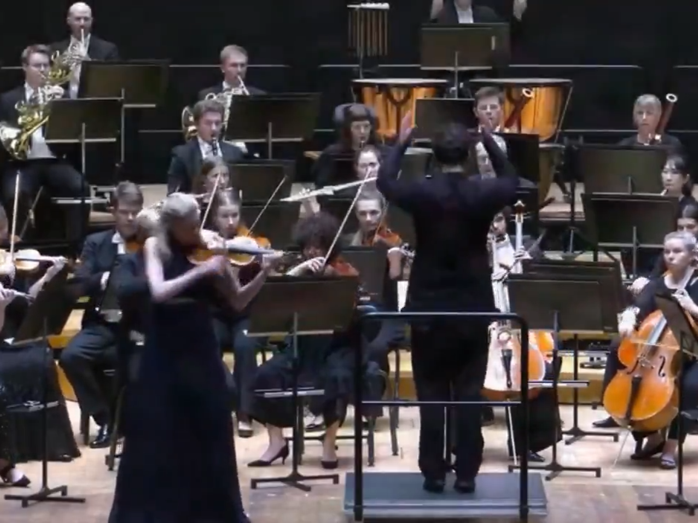 艾莉娜維赫拉正在演奏布魯赫的第一號小提琴協奏曲。（翻攝X@CollinRugg）