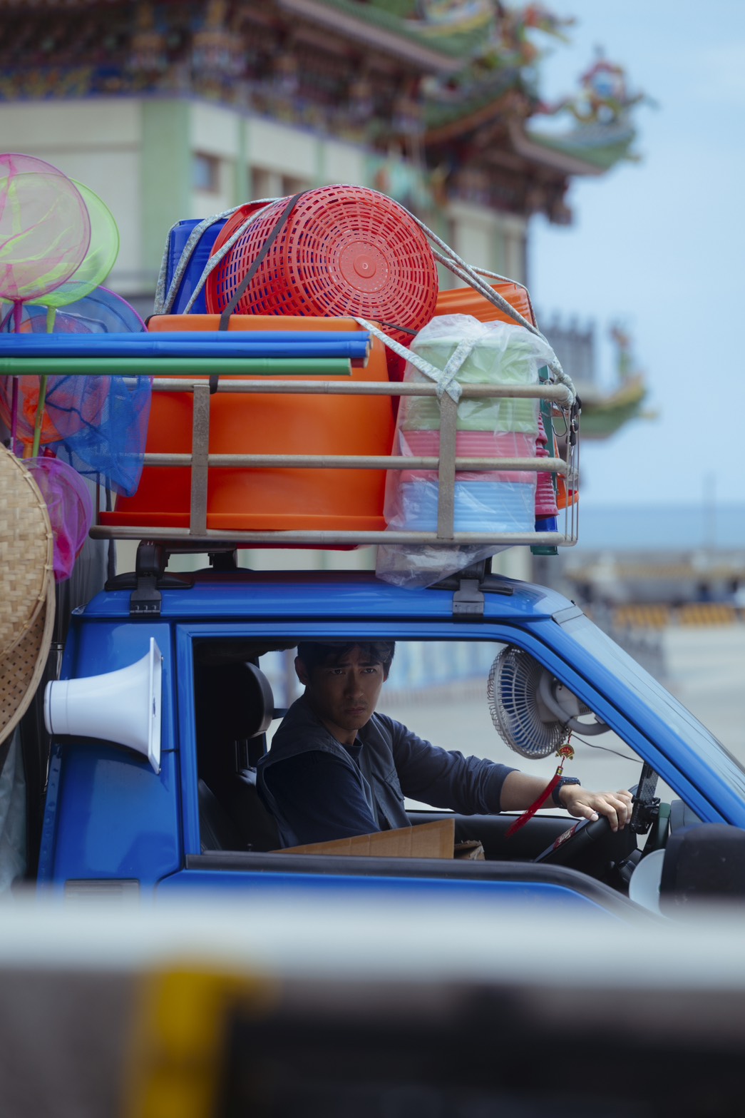 周渝民在《我們的藍調時光》中是行動雜貨車老闆，開著車四處叫賣。（米神國際提供）