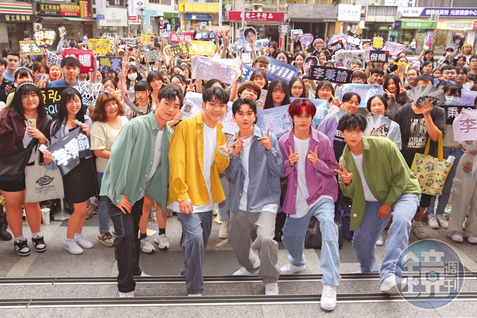 AcQUA源少年人氣旺，舉辦專輯簽唱會時吸引數百粉絲到場支持