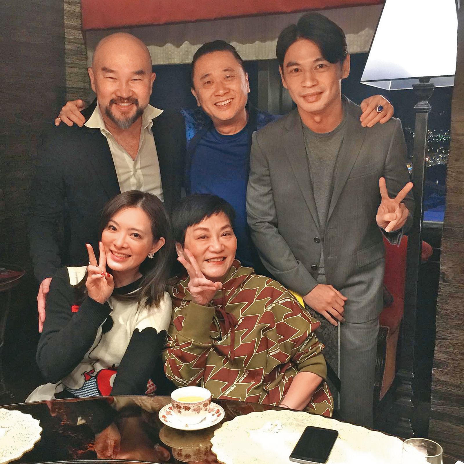 2017年時，辛龍（後左）帶著老婆劉真（前左），和張小燕（前右）、邰智源（後中）、阿Ken（後右）等人聚餐