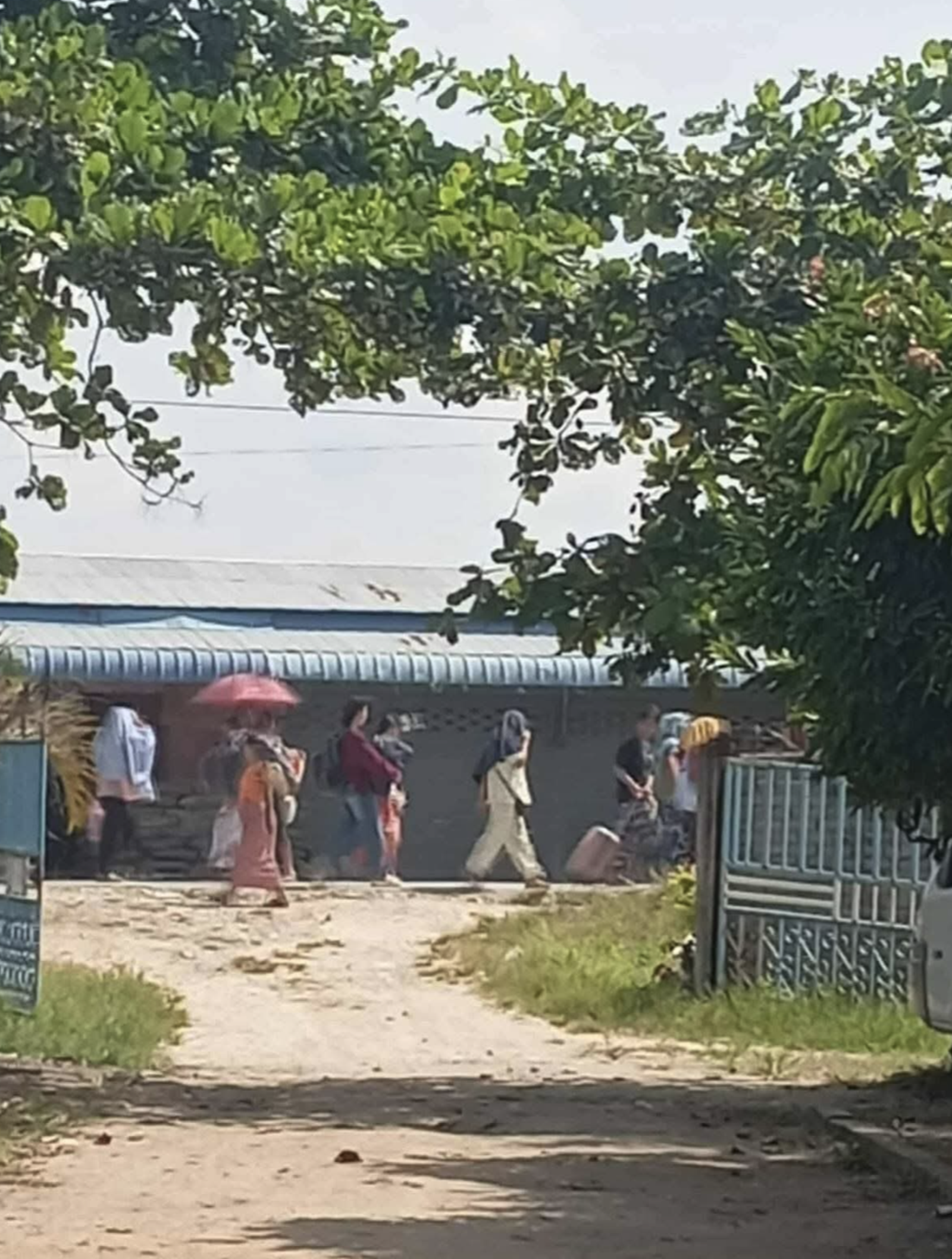 部分逃離者撐傘、徒步穿越樹林小徑離開KK園區。（翻攝X@OoKoLinn3）