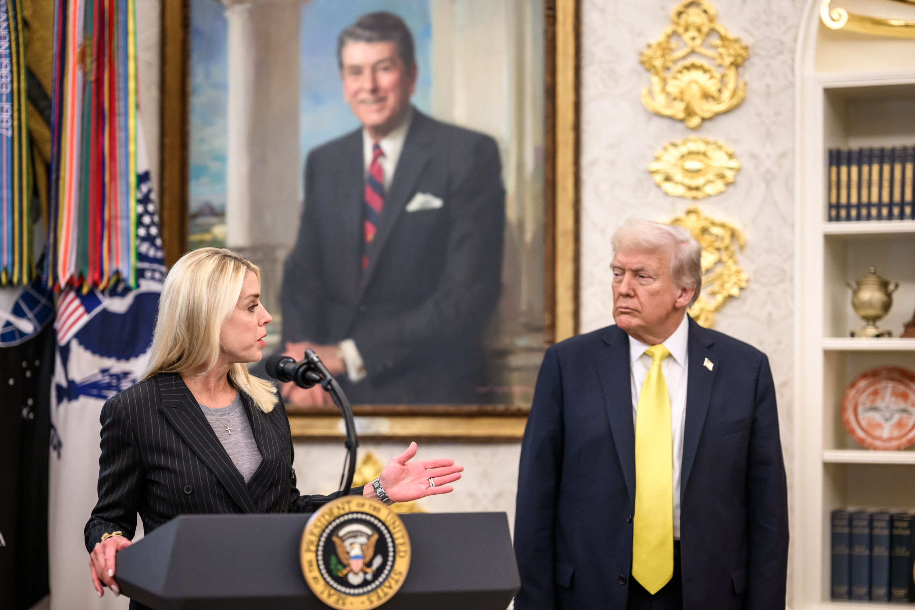 美國司法部長邦迪遭川普拔官，傳出川普不滿她在艾普斯坦檔案和起訴政敵上的表現。（The White House Flickr）