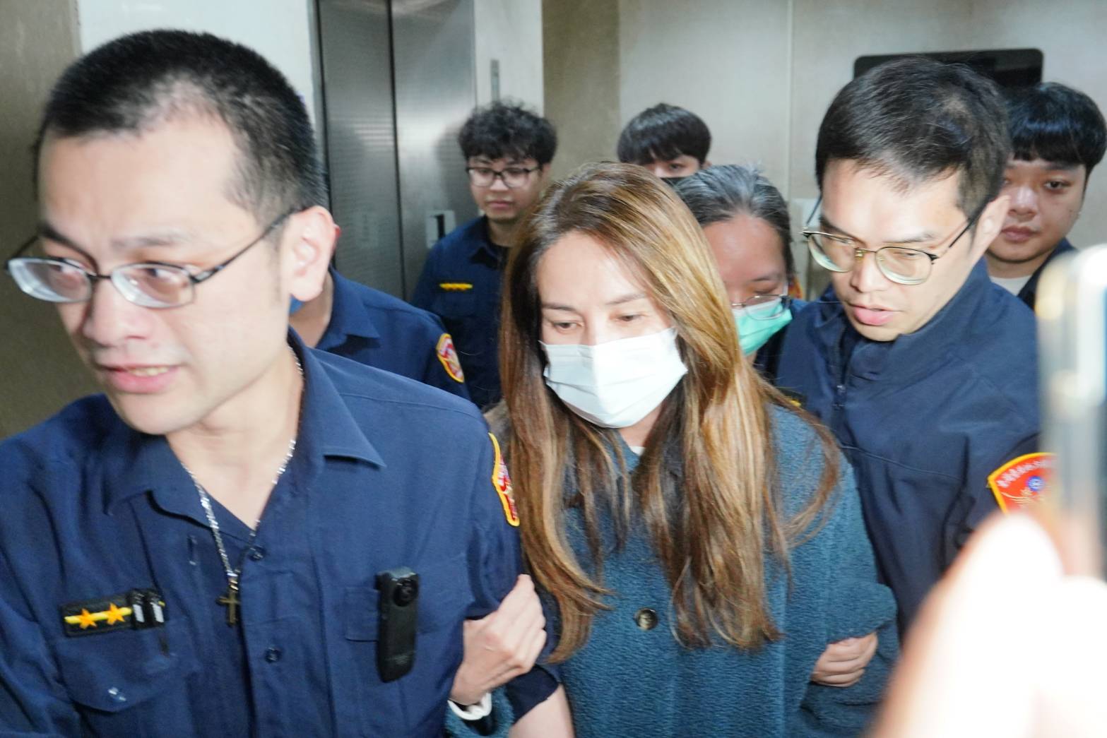 高金素梅今晨深夜被移送北檢複訊，因身體不適未能完成訊問。